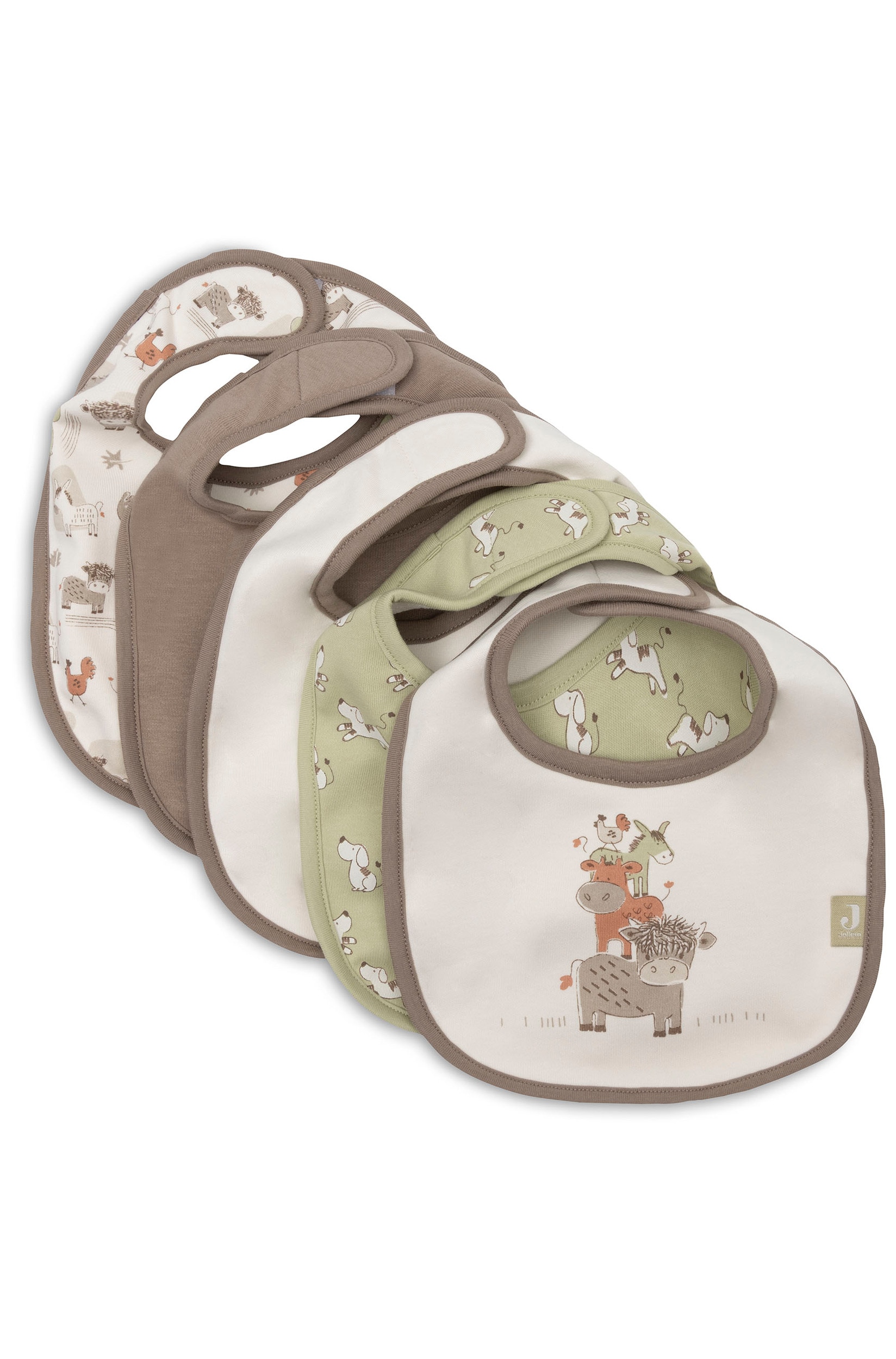 Een stapel van vijf stoffen slabbetjes voor babyâs ligt in een gelaagde opstelling en toont neutrale kleuren en dierenmotieven in tinten crÃ¨me, lichtgroen en bruin. Elk slabbetje heeft een afgeronde onderkant, een contrasterende stoffen bies langs de rand en een klein rechthoekig merklabel dat dicht bij de rand is vastgenaaid.