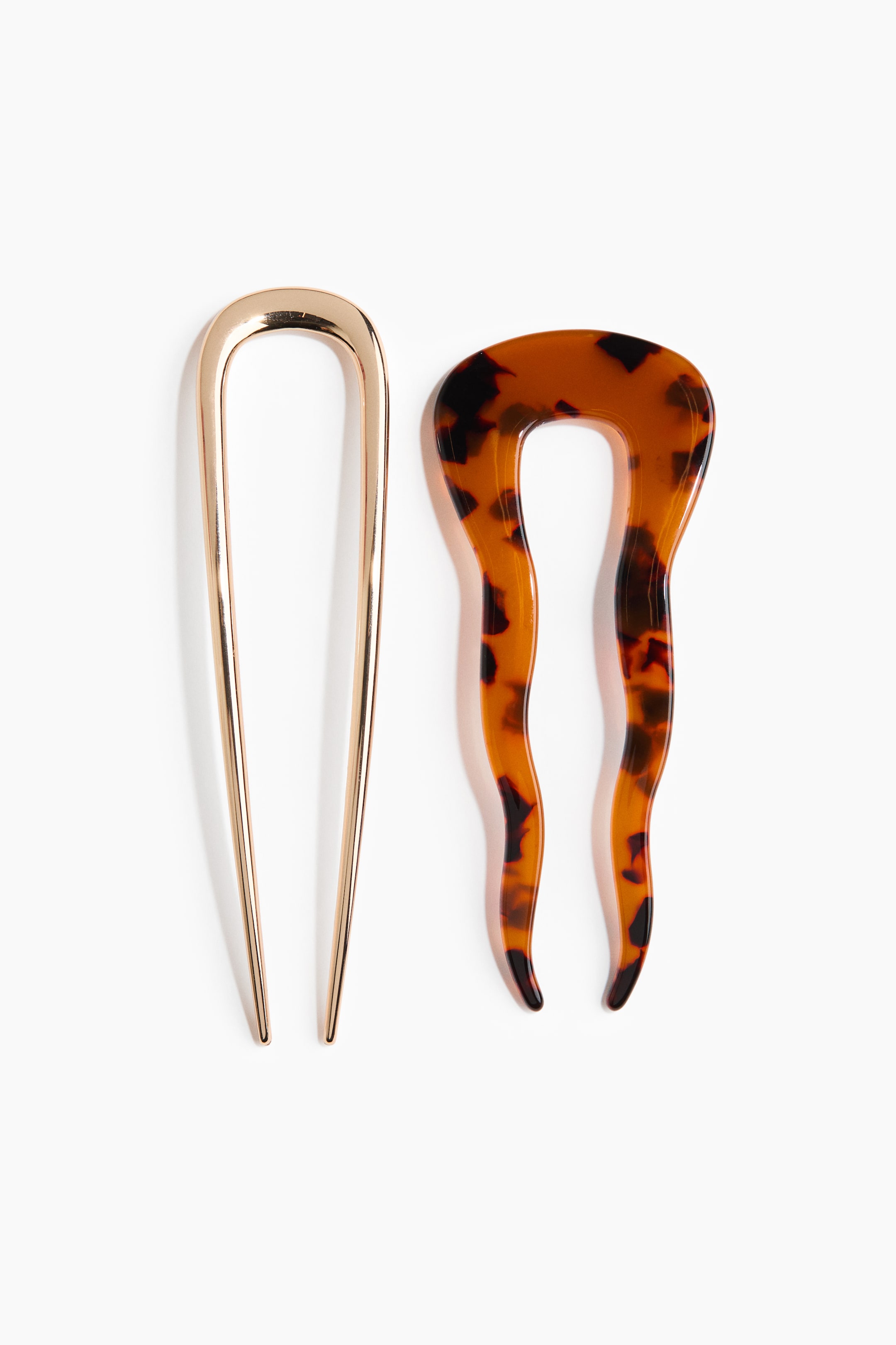 Ver imagen más grande: Los palillos para el cabello se presentan en dos diseños distintos. Uno es un palillo en forma de U de metal dorado brillante con púas rectas, y el otro es un palillo en forma de U de plástico con patrón de carey brillante con púas onduladas.