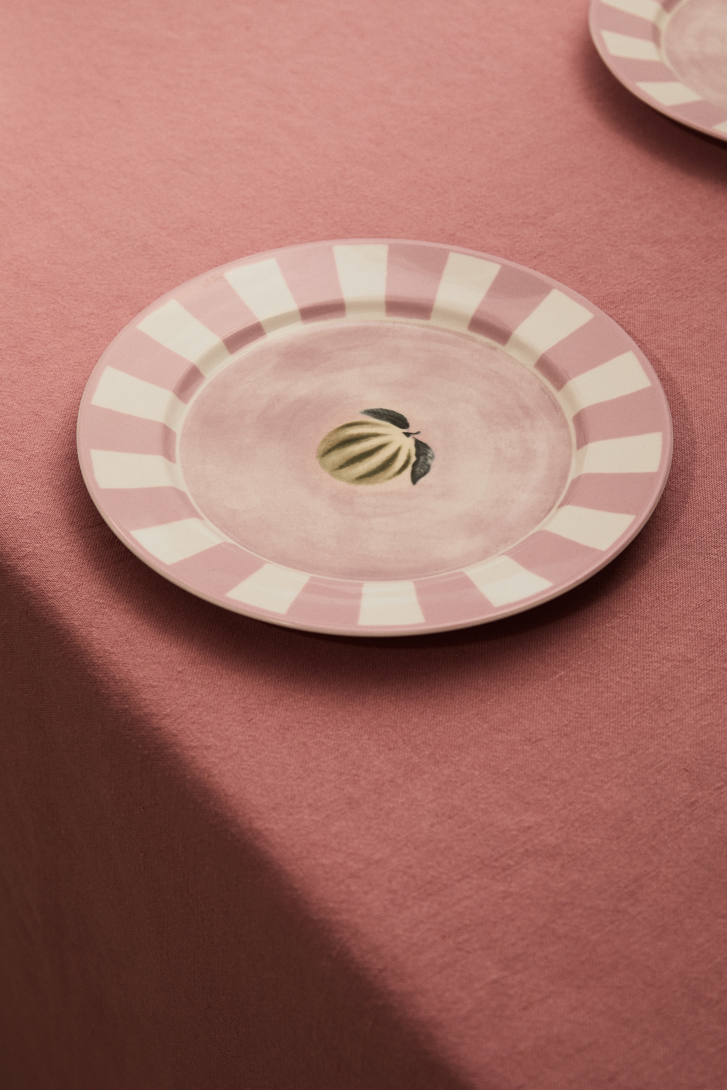 Medium-Sized Porcelain Plate with Motif - Pink/melon