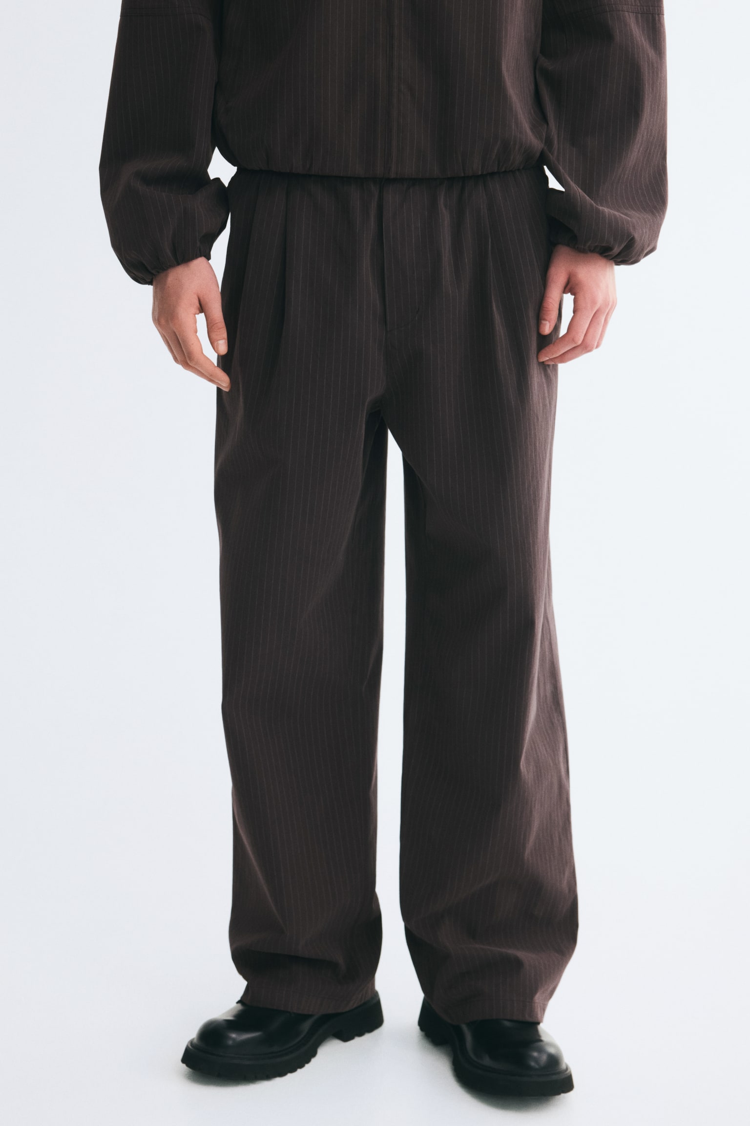 Мужские брюки H&M Loose-Fit Pleated, цвет: Тёмный коричневый — фото 3