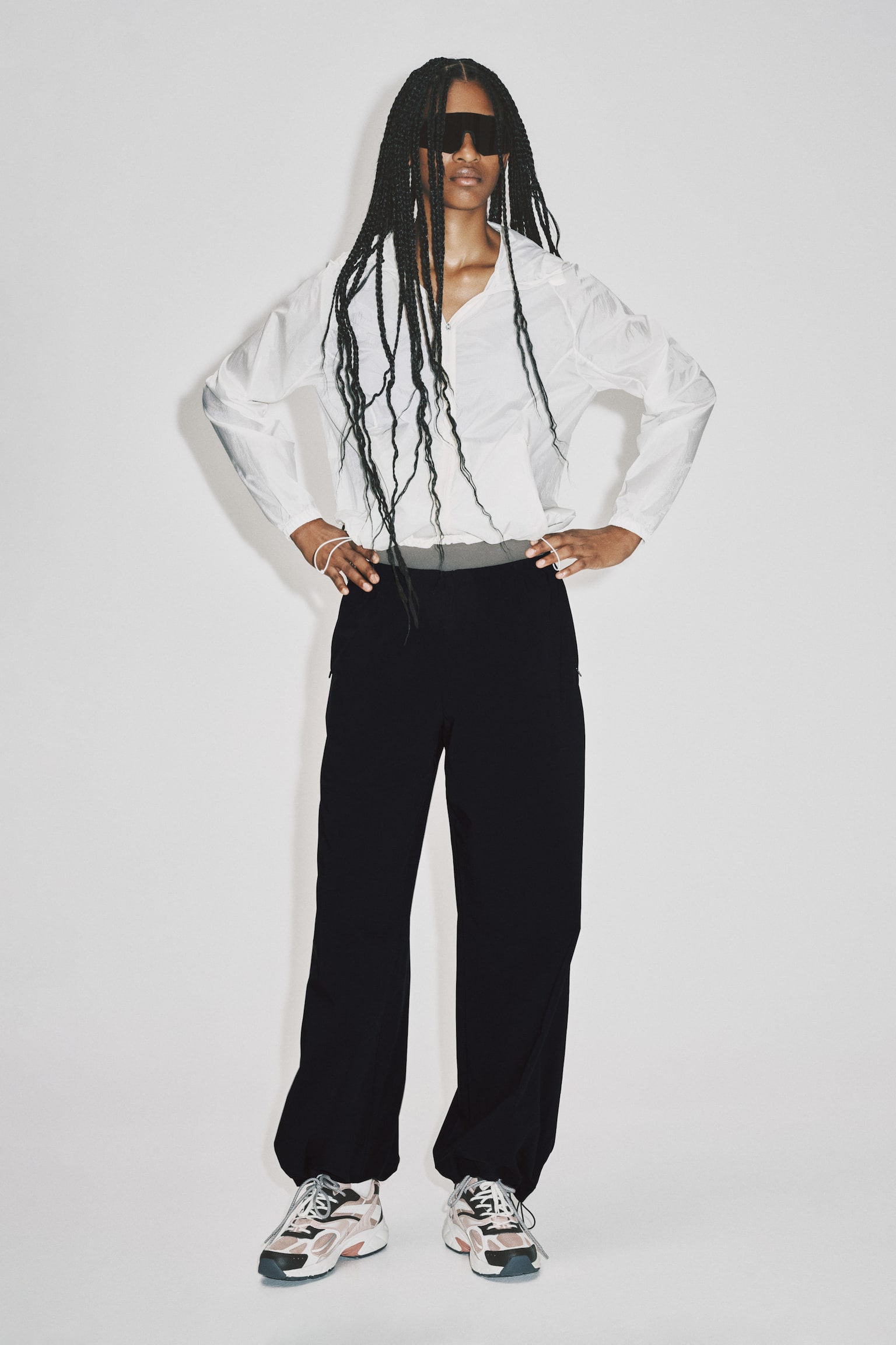 Женские брюки H&M Move Relaxed-Fit Nylon Sports Track Pants, цвет: Чёрный — фото 3
