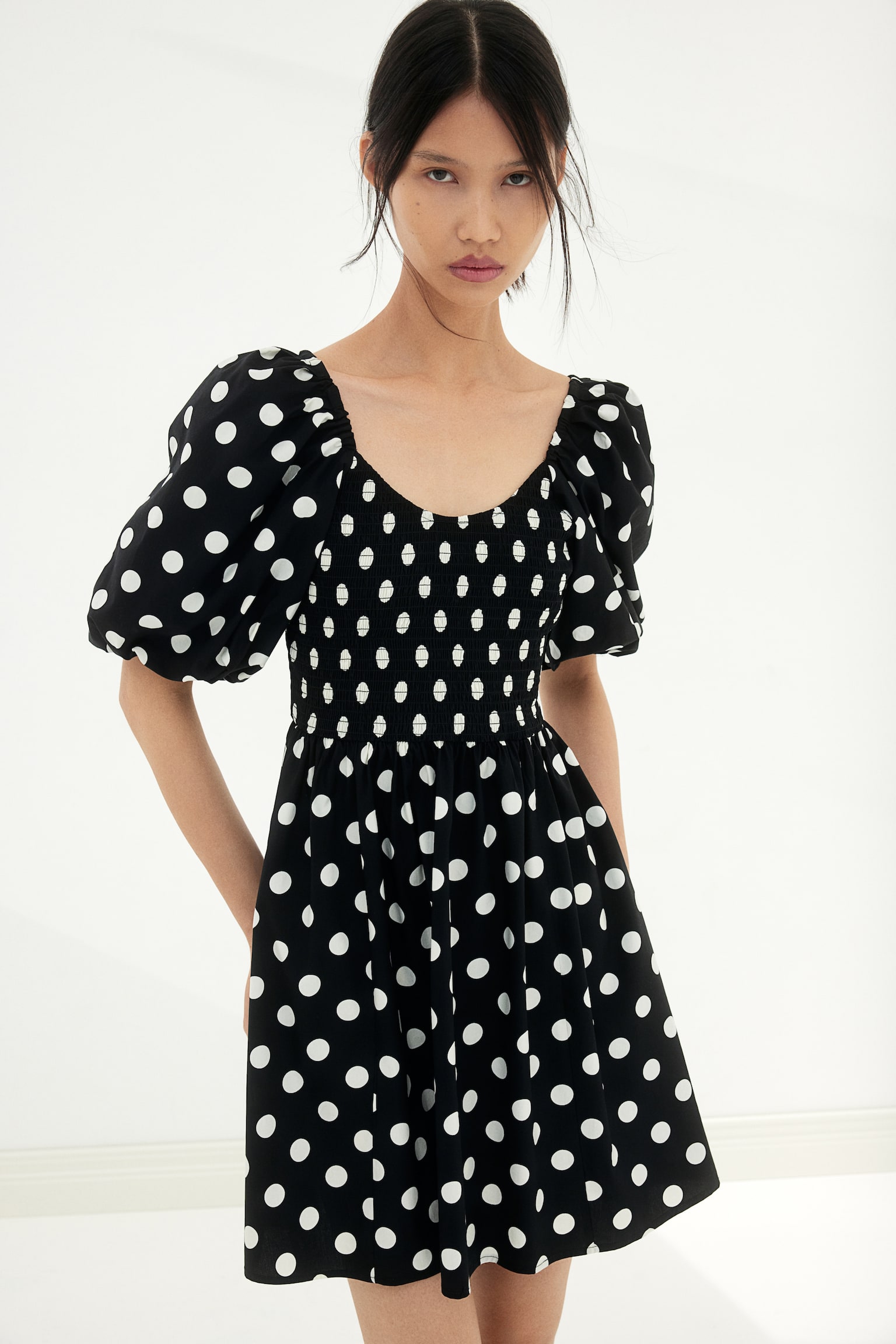 Puff-sleeved dress - Black/Spotted - 4