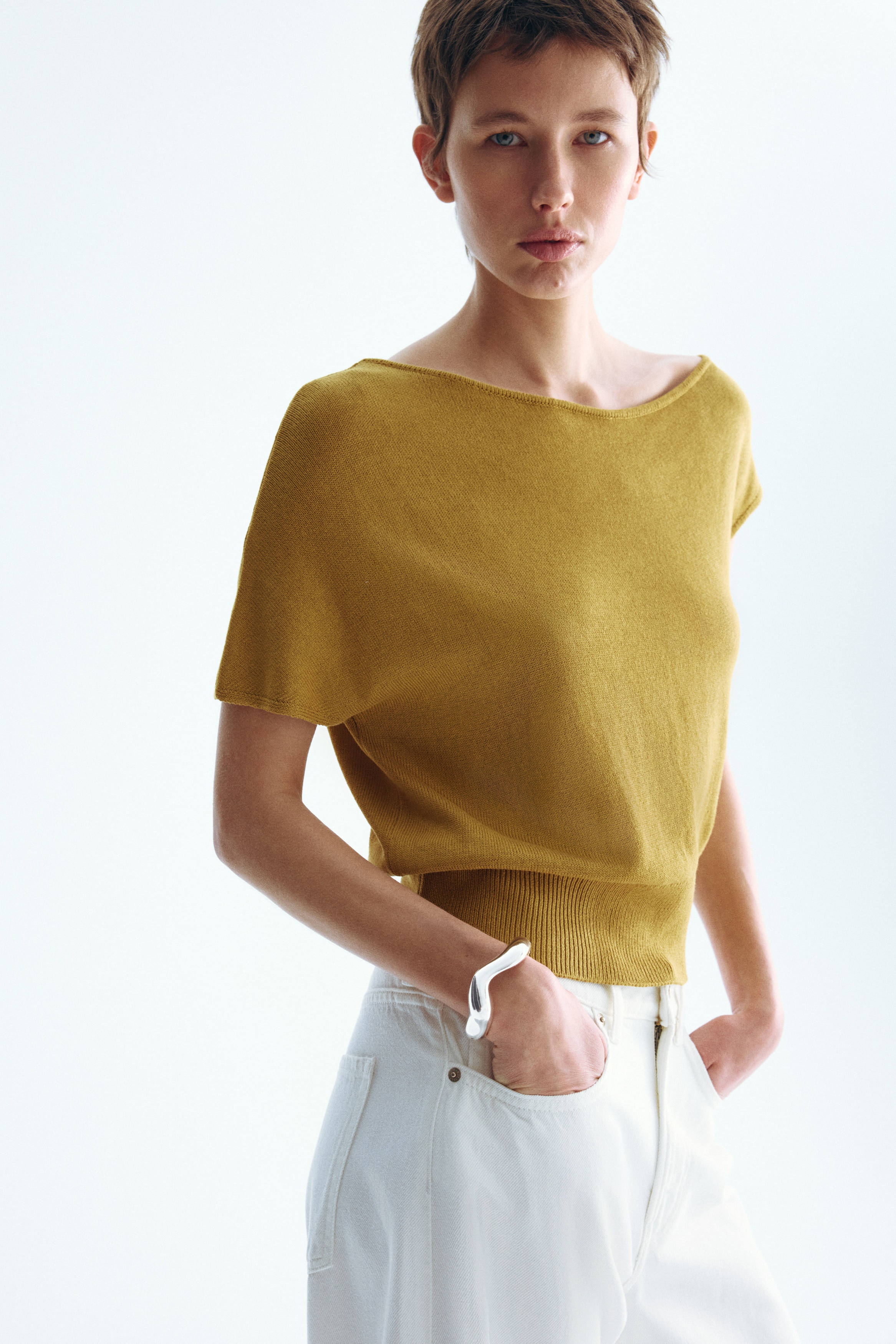 Top asymétrique en maille fine - Jaune moutarde/Marron foncé