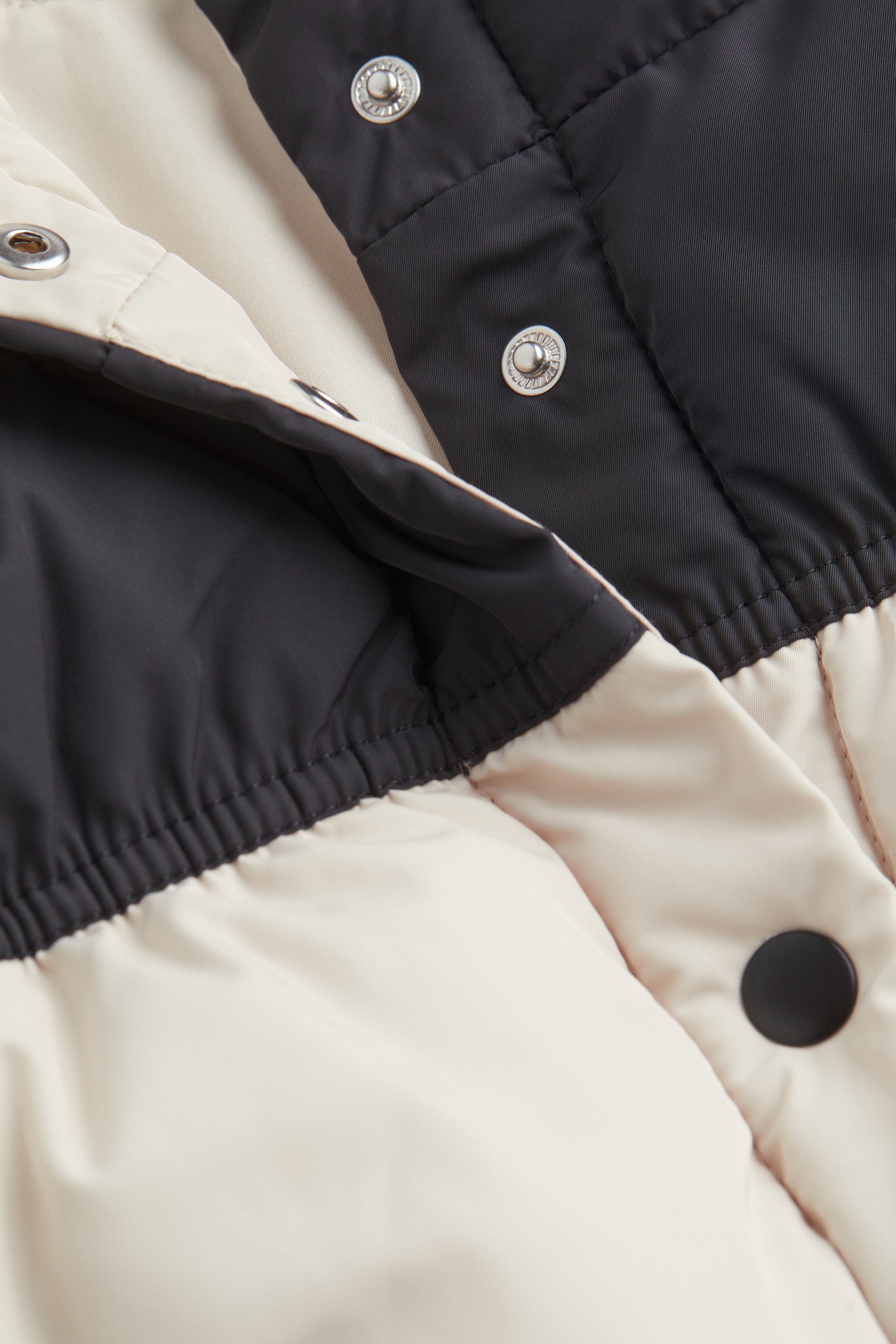 Näytä suurempi kuva: Lyhyt liivi - Vaaleanbeige/Blokkivärinen - NAISET | H&M FI 2