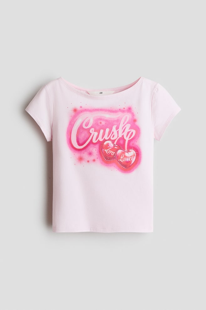 Baumwollshirt mit Motivprint - Hellrosa/Zara Larsson/Weiß/Zara Larsson - 1