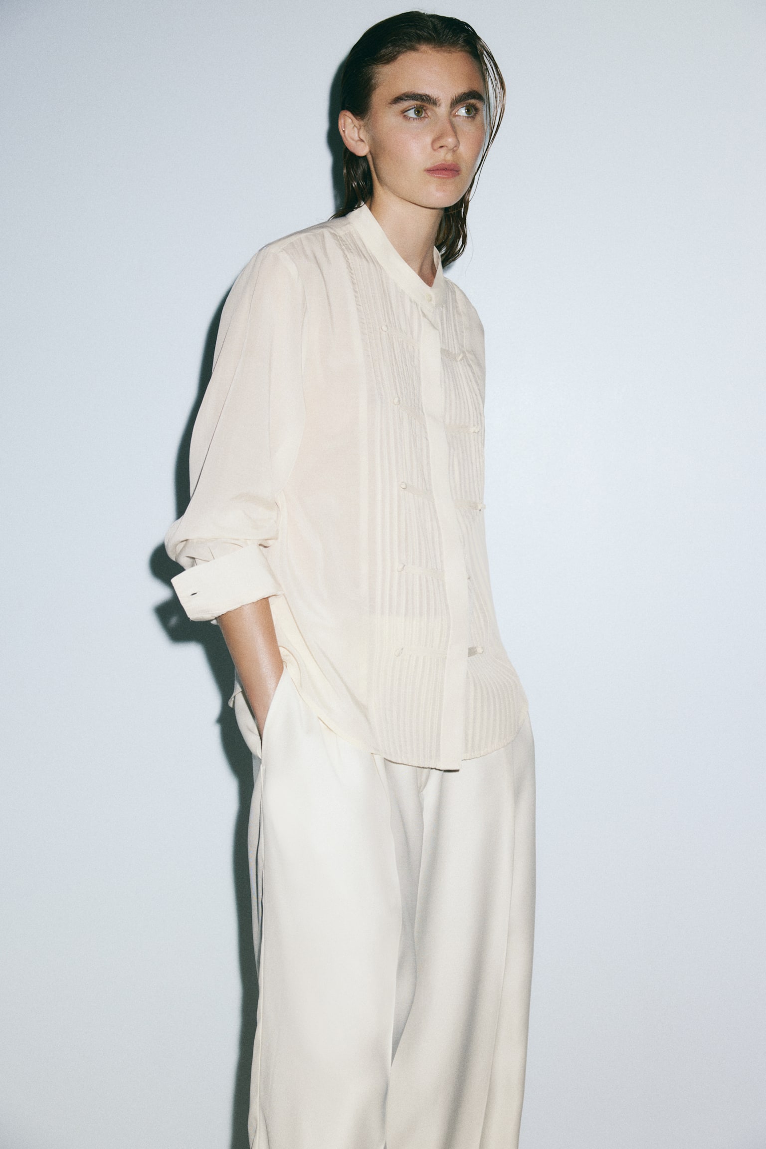 Женская блузка H&M Button-Front Pintuck Blouse, цвет: Светлый бежевый — фото 5