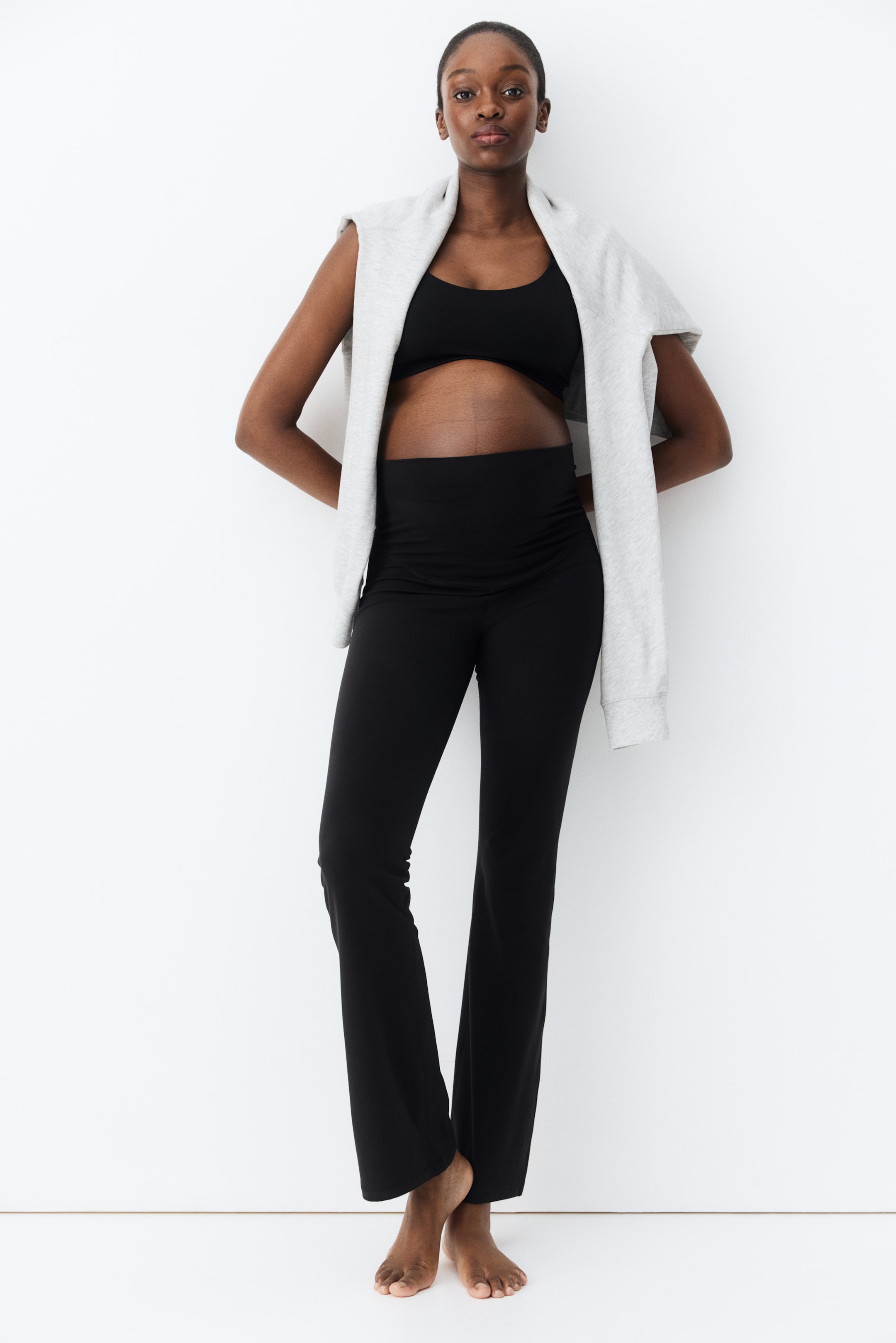 Zobrazit větší obrázek: MAMA Sportovní legíny Flared SoftMove™ - Černá - ŽENY | H&M CZ 2