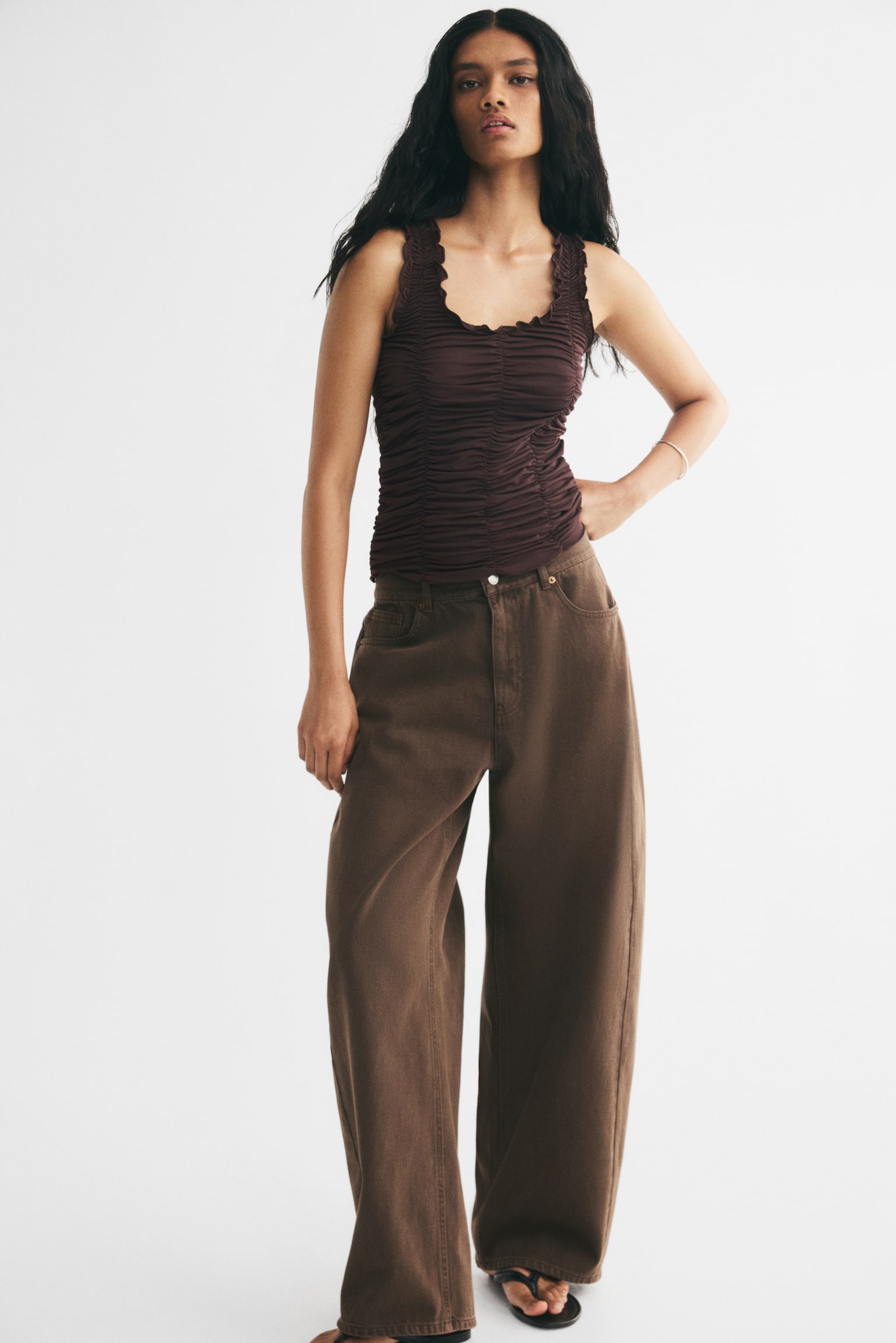 Женский топ H&M Ruched Crêpe Top, цвет: Тёмный коричневый — фото 3
