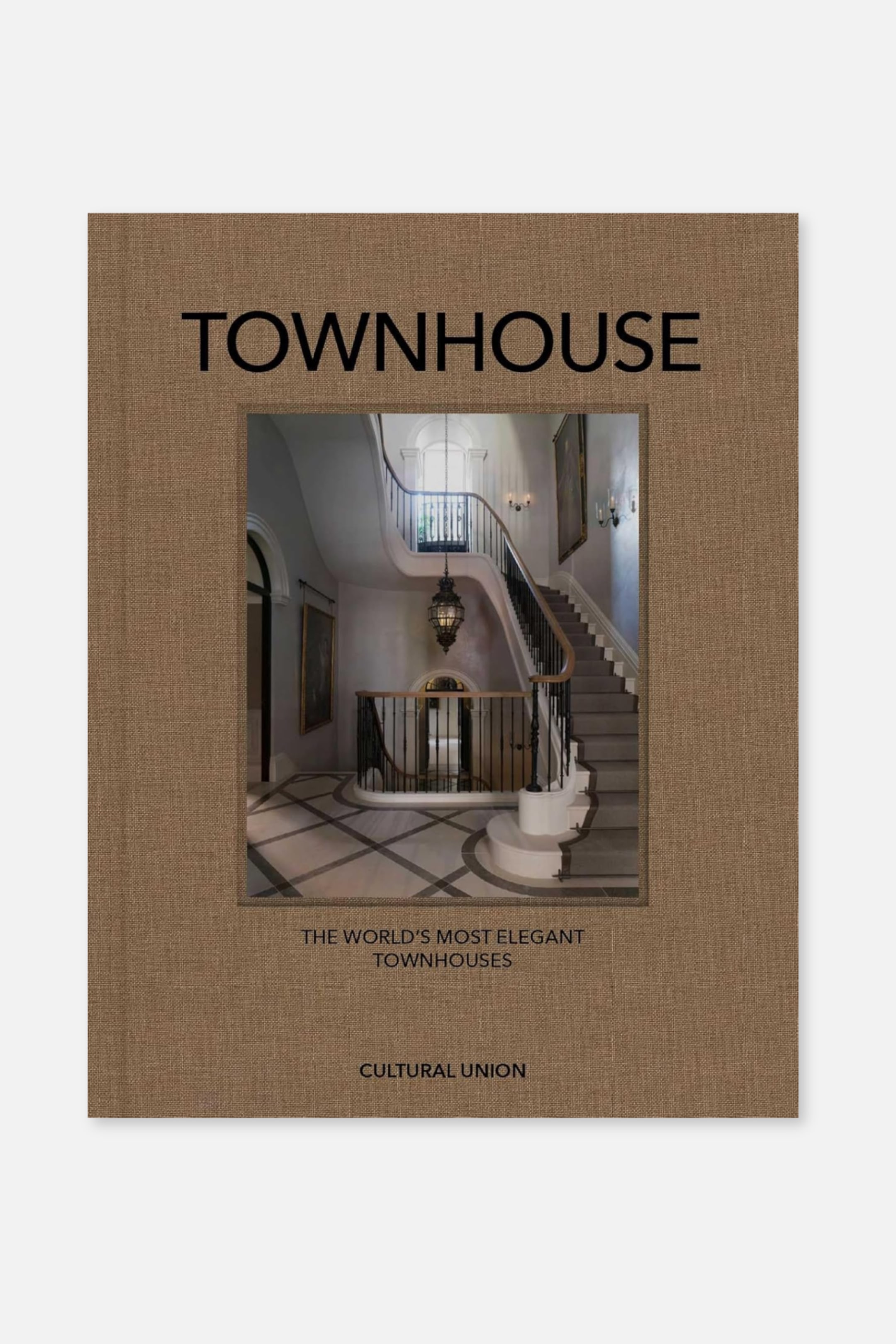 Grotere afbeelding bekijken: Een boekomslag toont een bruine, getextureerde oppervlakte, recht van voren gezien. De titel "TOWNHOUSE" verschijnt in zwarte, schreefloze, hoofdlettertekst bovenaan, gecentreerd boven een rechthoekige afbeelding die een elegante interieurtrap met een prominente kroonluchter afbeeldt, terwijl onder de afbeelding de ondertitel "DE MEEST ELEGANTE STADSHUIZEN TER WERELD" en de uitgever "CULTURAL UNION" in kleinere zwarte, hoofdlettertekst worden weergegeven.