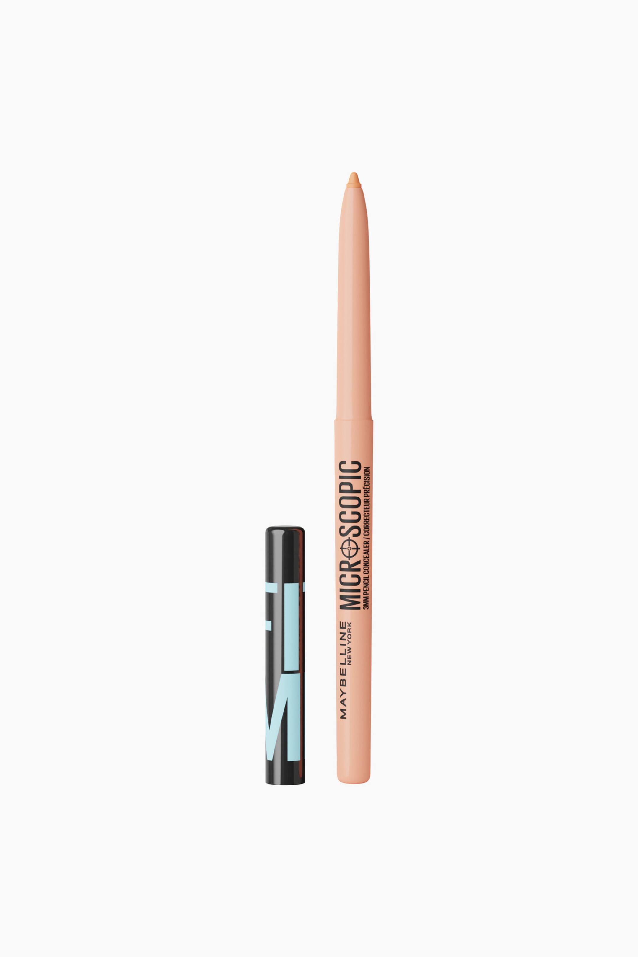 Größeres Bild ansehen: Ein nudefarbener Concealer-Stift steht senkrecht neben seiner abgenommenen schwarzen Kappe, die mit einer hellblauen Grafik versehen ist. Der schlanke, pfirsichfarbene Stift zeigt schwarzen Markentext und hat an der Spitze eine feine, spitz zulaufende Nude-Farbe.
