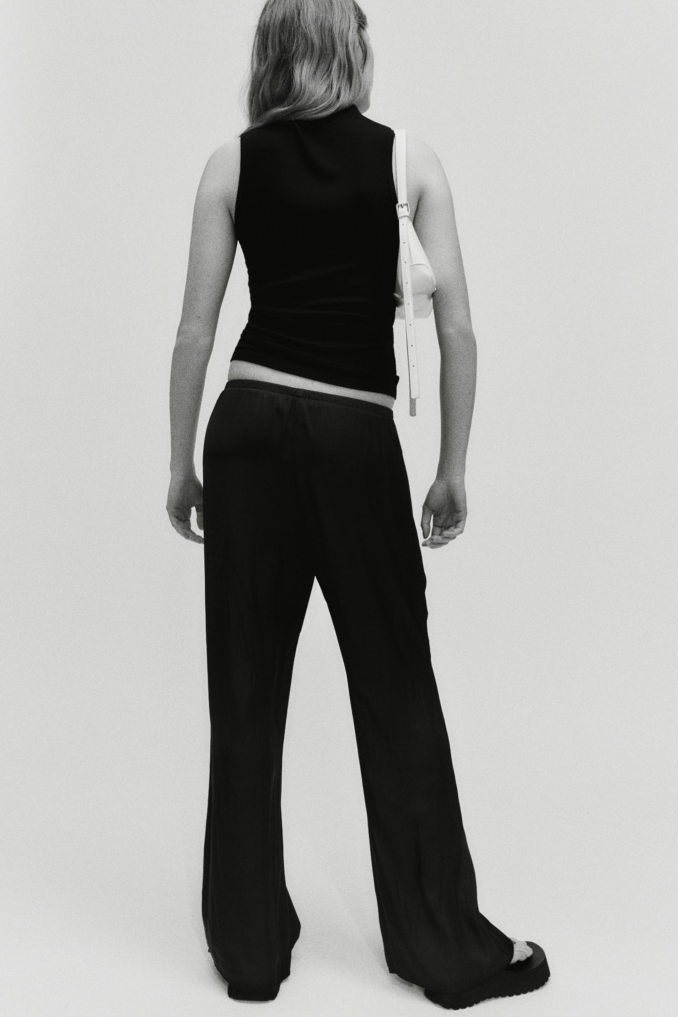 Женские брюки H&M Flared Satin Pants — фото 6
