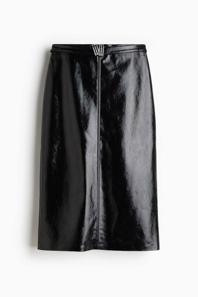 Une jupe noire à coupe droite présente une finition brillante, semblable à du vernis. Sa ceinture avant est sécurisée par une boucle en forme de V de couleur argentée, et une couture verticale descend en son centre. - 1