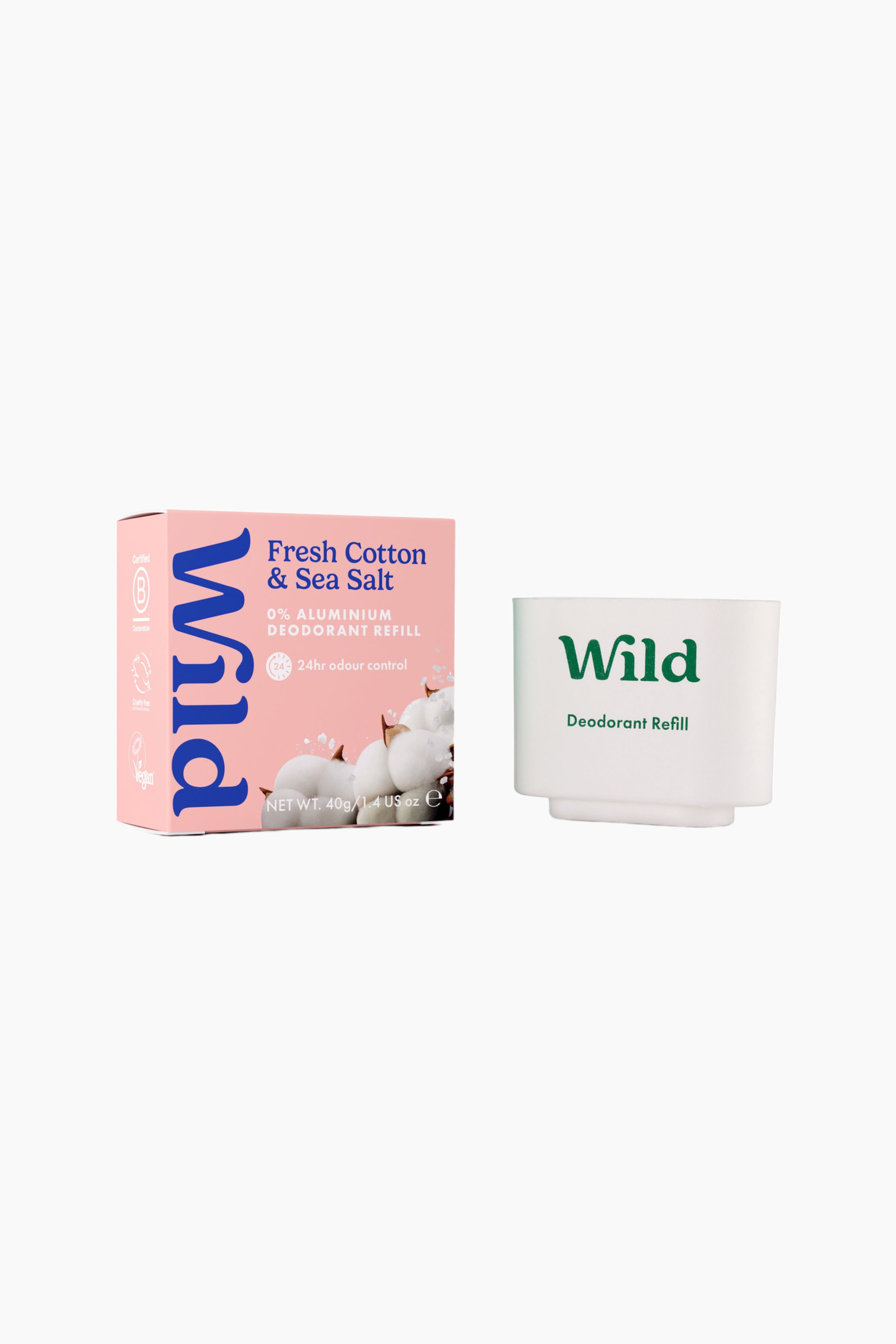 Visa större bild: En Wild-deodorantrefill står upprätt bredvid sin rosa förpackningslåda i kartong. Den vita, formgjutna pappersrefillen visar den gröna tryckta texten "Wild" och "Deodorant Refill" på framsidan. Den rosa lådan visar doftnamnet "Fresh Cotton & Sea Salt", produktinformation och en grafik av bomullstussar.