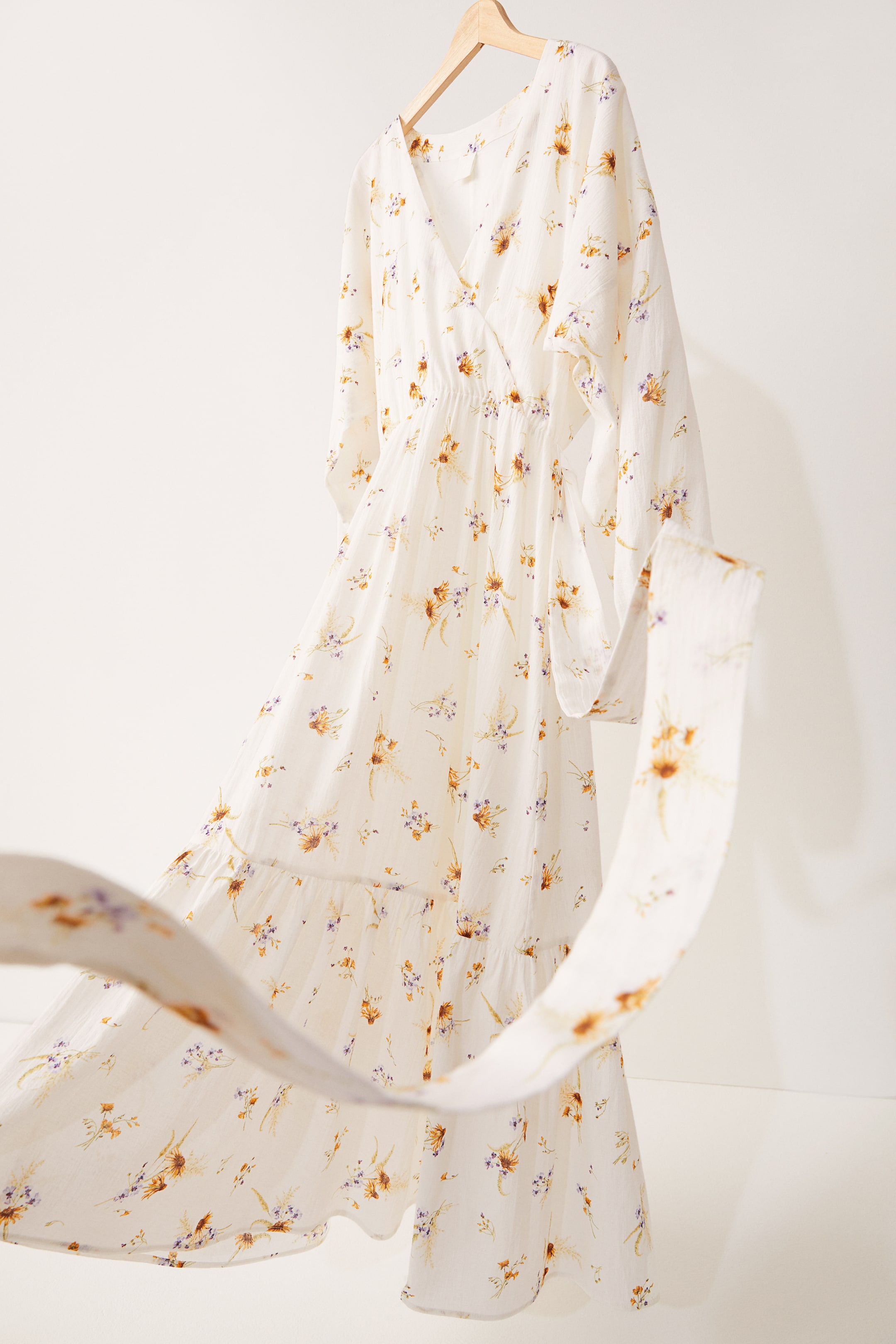 Visa större bild: Långklänning med knytband - Crèmevit/Blommig - DAM | H&M FI 1