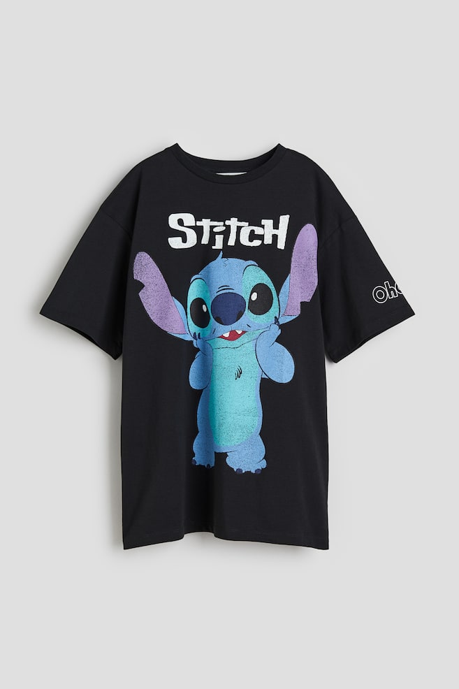 Oversized T-shirt med tryk - Sort/Lilo & Stitch/Syrenlilla/SmileyWorld®/Hvid/SmileyWorld®/Hvid/Mickey Mouse/Hvid/Keith Haring/Mørkegrå/Blondie/Hvid/Blackpink/Mørkegrå/SmileyWorld®/Mørkegrå/Den lille havfrue - 1