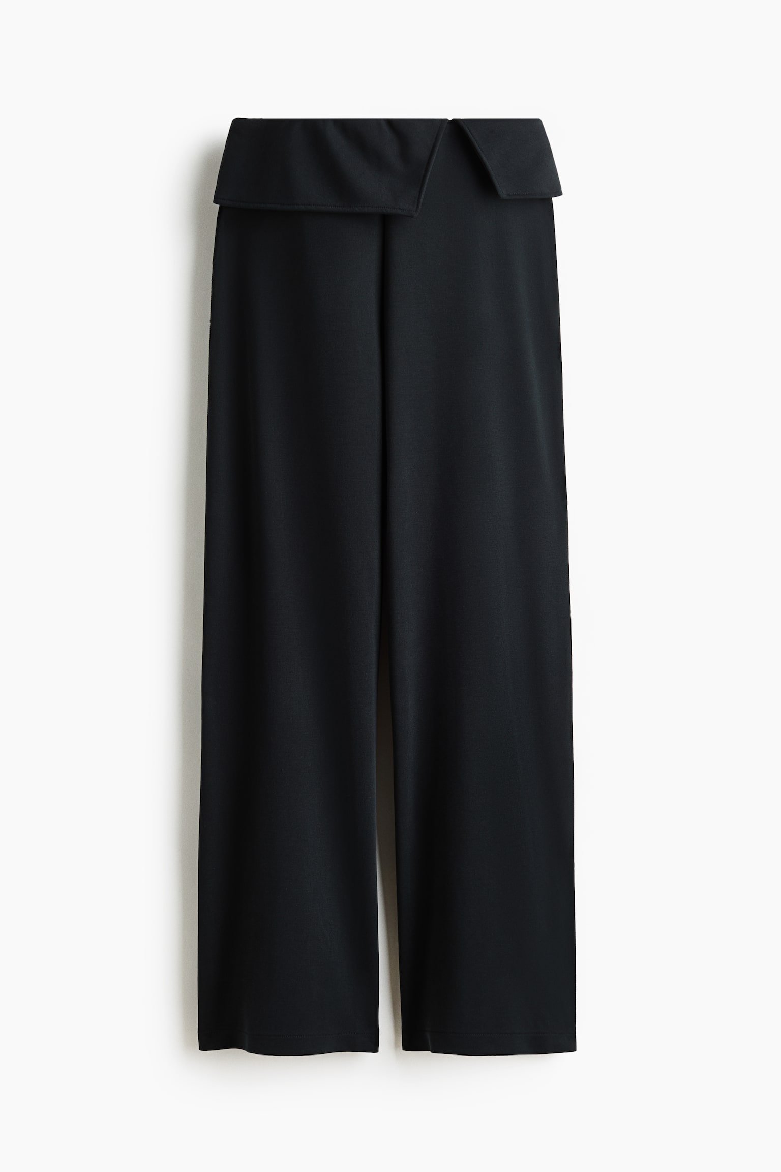Schwarze Hosen mit weitem Bein sind von vorne zu sehen und zeichnen sich durch einen einzigartigen asymmetrischen Umschlagbund aus. Der flieÃende schwarze Stoff fÃ¤llt locker in einer entspannten Silhouette mit weitem Bein.