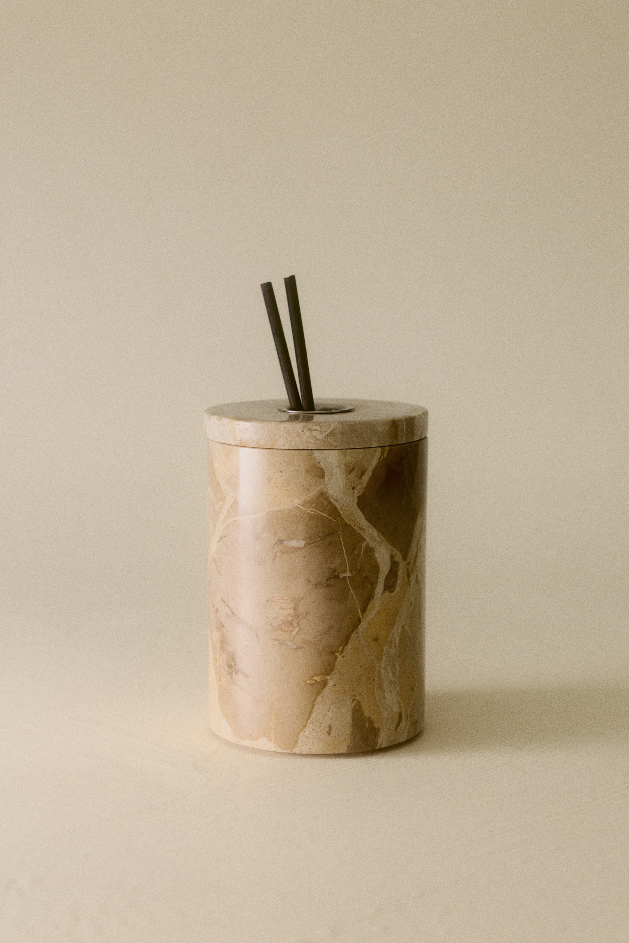 Vis større bilde: Duftpinneholder i marmor - Lys beige/Marmorert - Home All | H&M NO 1