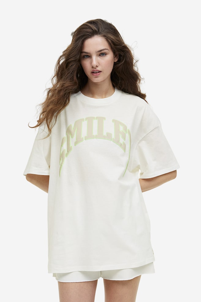 Oversized T-shirt med tryk - Hvid/Smiley®/Lys rosa/UCLA/Grøn/Mickey Mouse/Hvid/Bob Marley/dc/dc - 1