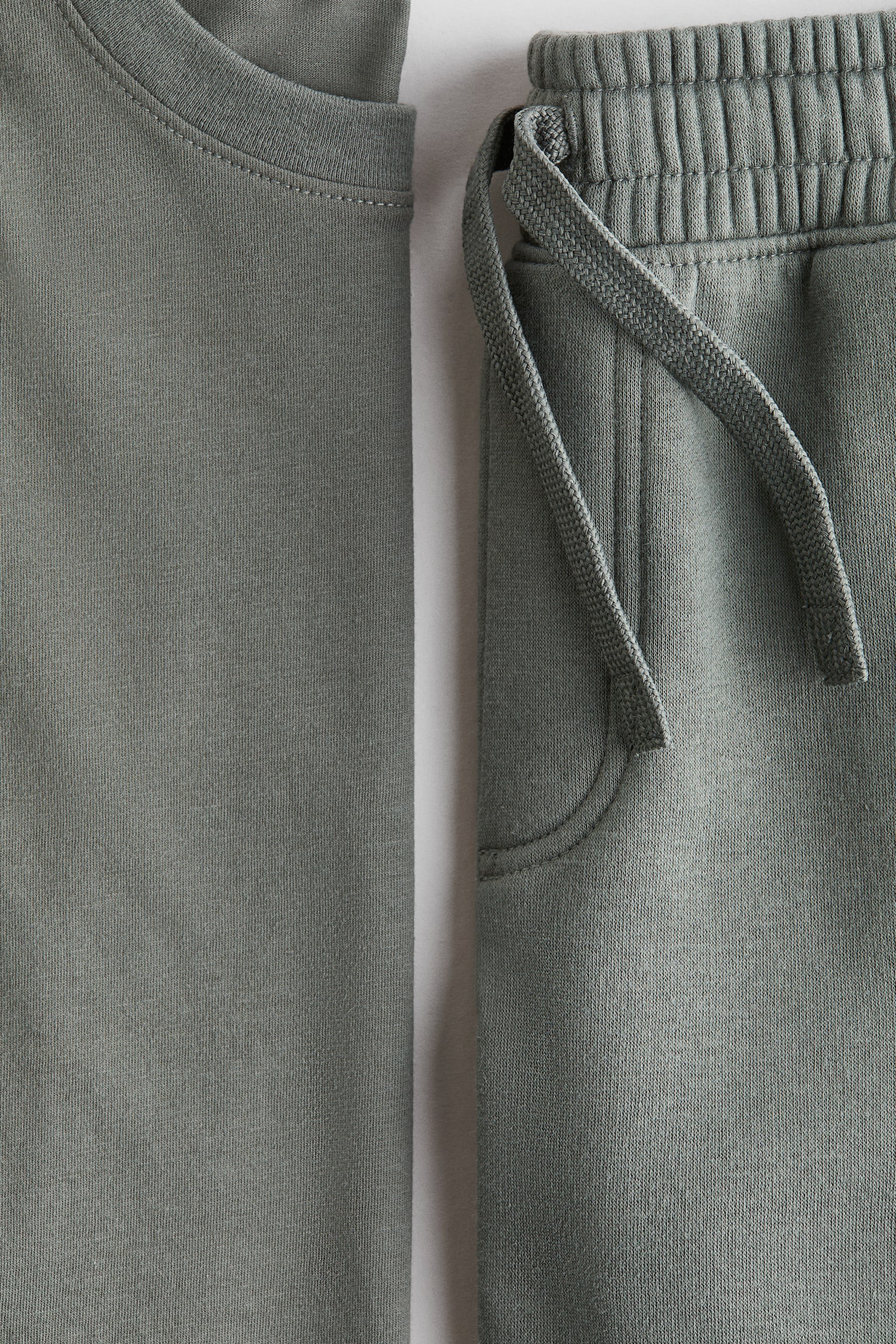 2-piece T-shirt and shorts set - Khaki green - 2