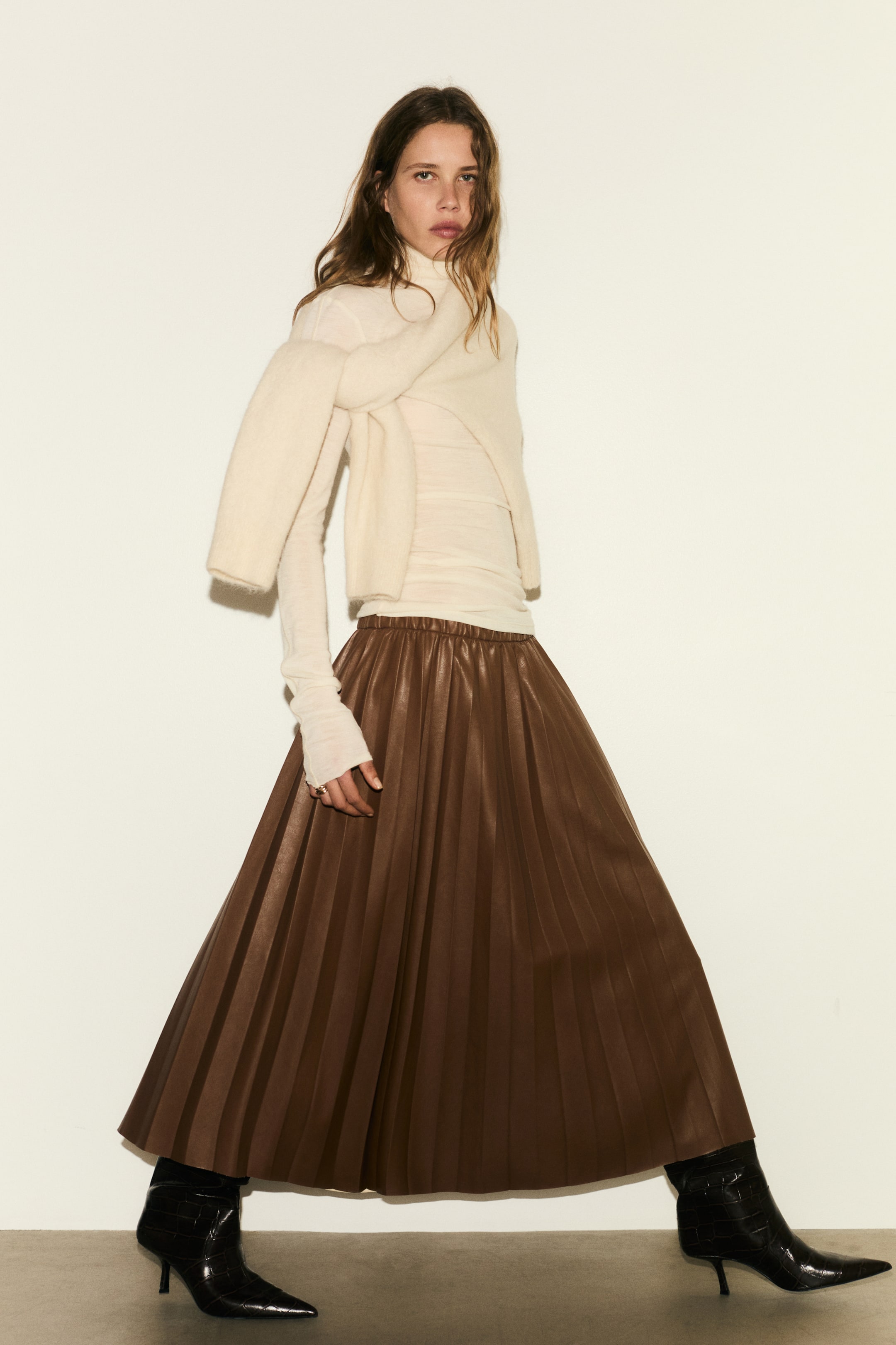 View larger image: Coated plissé skirt - Brown | H&M IN 3
