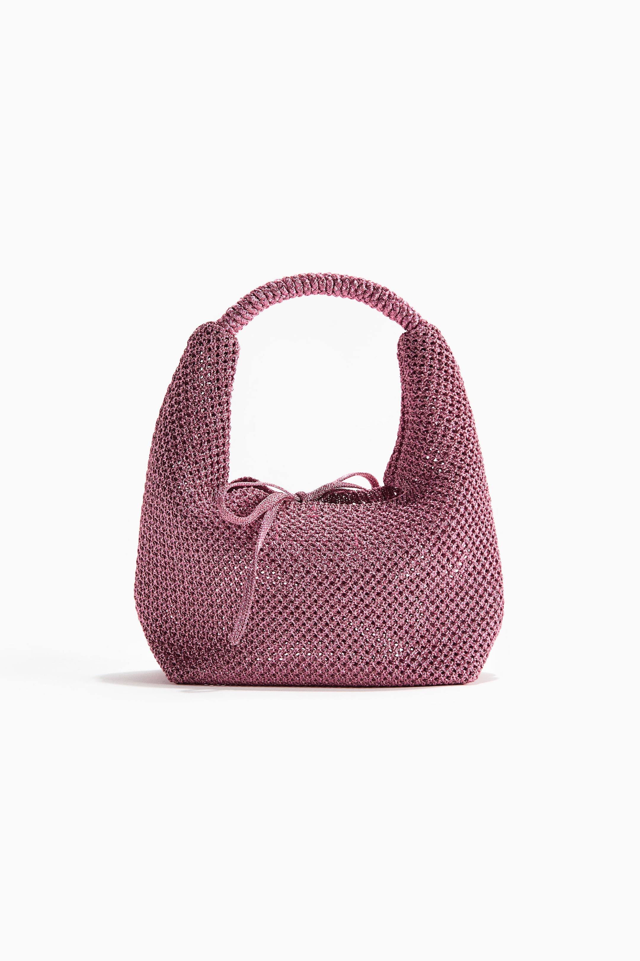 Visualizza immagine più grande: Una scintillante borsa a maglia aperta color magenta si presenta frontalmente, caratterizzata da una struttura arrotondata e morbida e da un unico manico superiore lavorato a maglia. Una chiusura a coulisse coordinata con lacci è visibile al centro superiore.