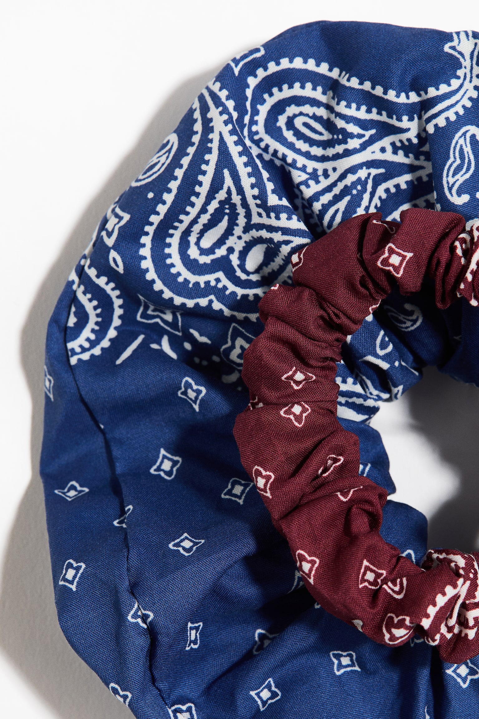 2-pack Scrunchies de algodón - Azul oscuro/Estampado paisley - 2