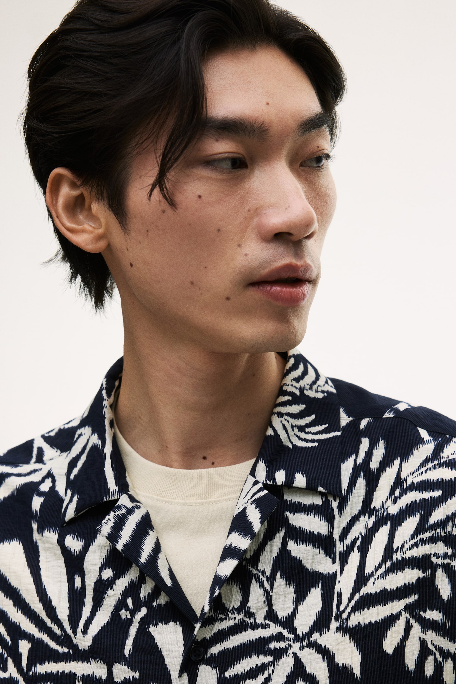 Camisa resort texturizada Regular Fit - Azul marino/Floreado/Blanco/Rojo floreado/Blanco/Flores verdes - 4