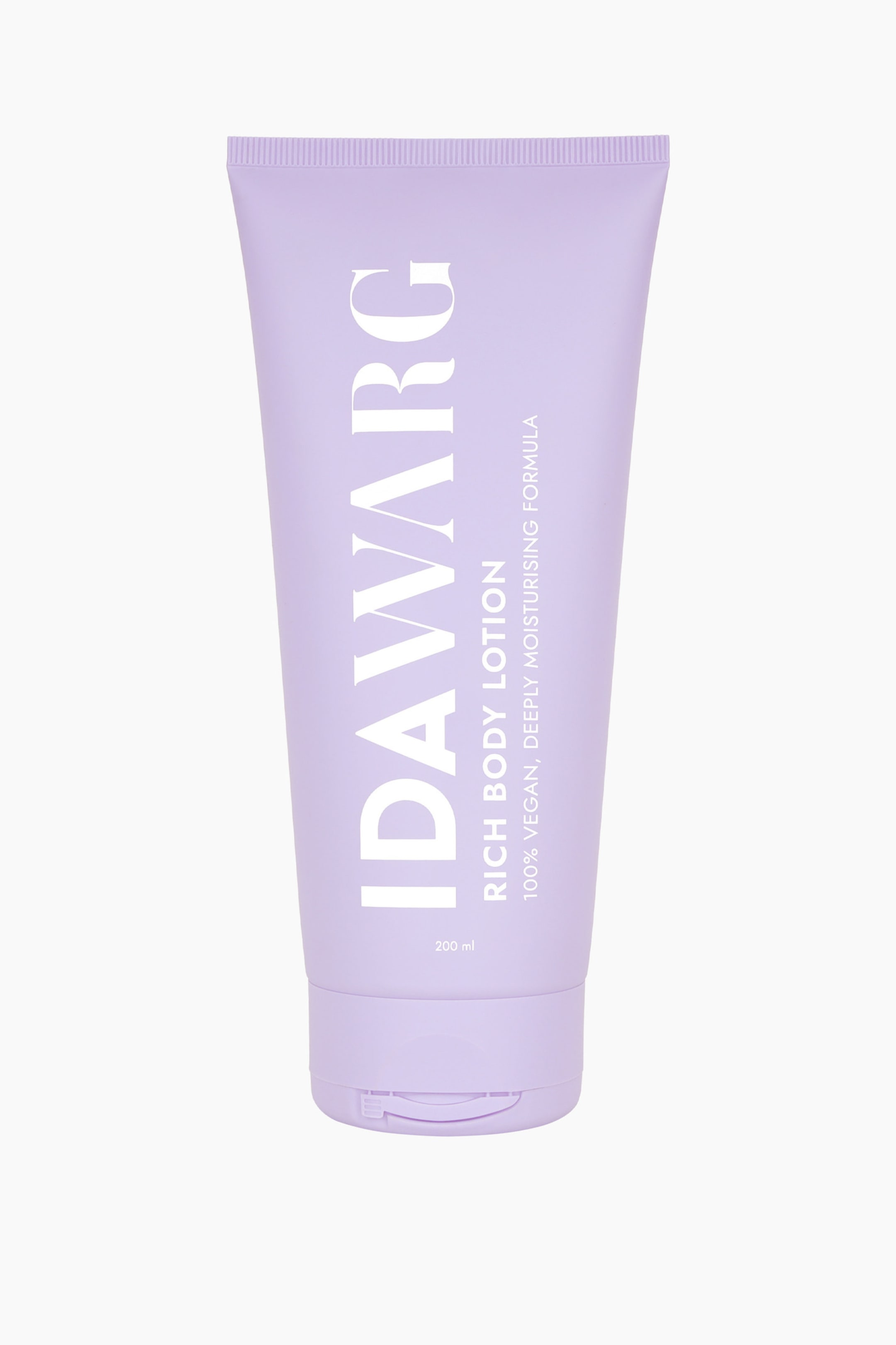 Visa större bild: En ljuslila kroppslotionstub står upprätt, vänd framåt, med ett matchande ljuslila flip-top-lock vid basen. Vit text på tuben visar "IDAVARG" vertikalt, tillsammans med "RICH BODY LOTION", "100% VEGAN, DJUPT FUKTGIVANDE FORMULA" och "200 ml" horisontellt.
