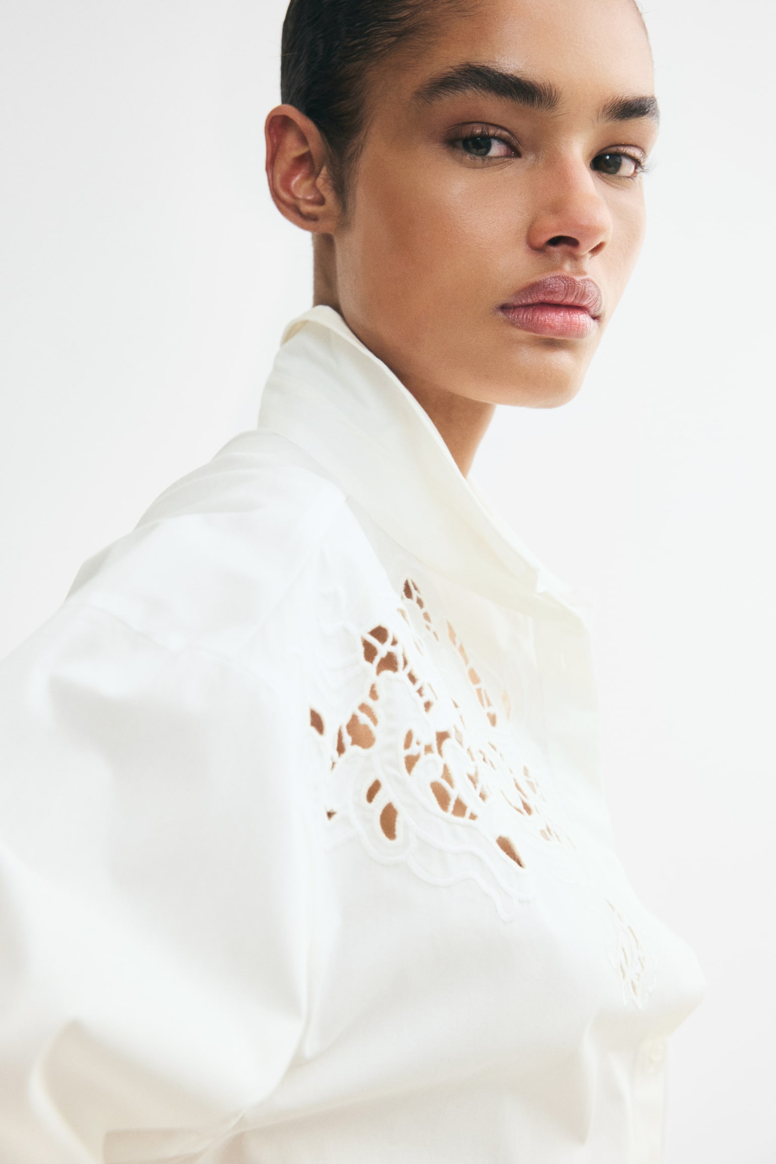 Женская рубашка H&M Oversized Shirt with Eyelet Embroidery, цвет: Белый — фото 4