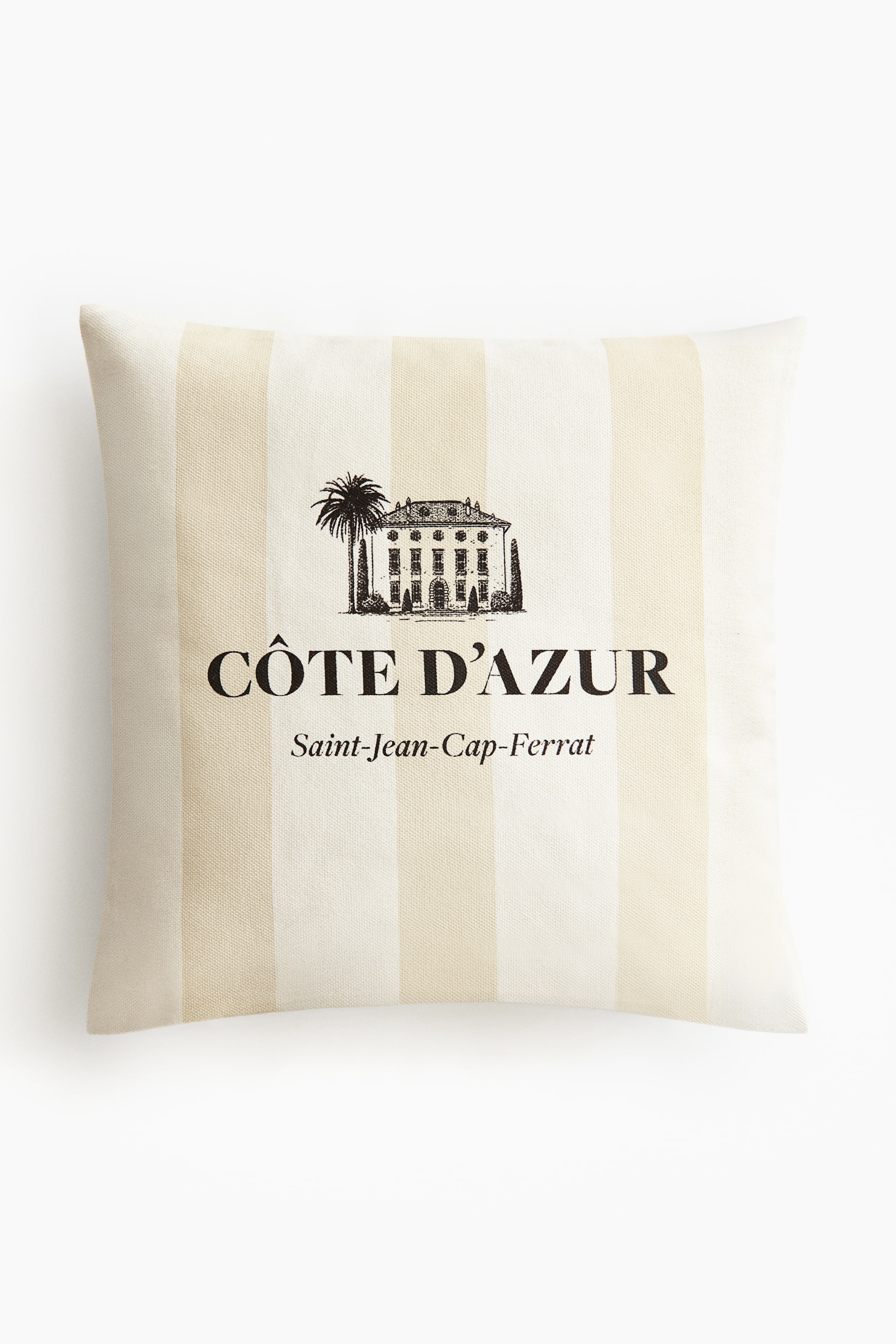 Voir une image plus grande: Une housse de coussin en toile de coton est orientée vers l'avant, arborant un motif à rayures verticales dans des tons beige clair et légèrement plus foncé. Son devant présente un motif imprimé d'un bâtiment avec un palmier et le texte "CÔTE D'AZUR" au-dessus de "Saint-Jean-Cap-Ferrat".