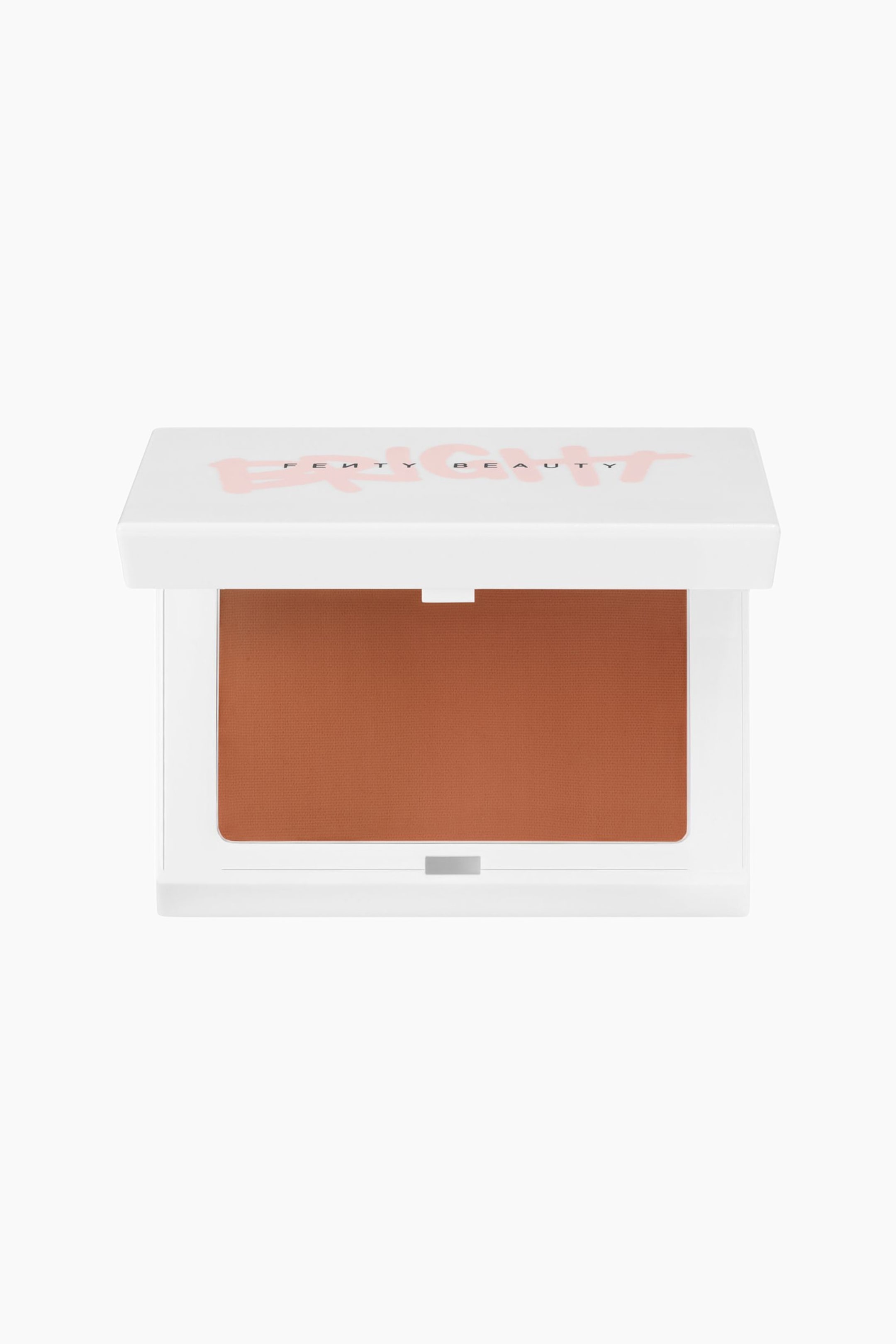 Näytä suurempi kuva: Bright Fix Instant Brightening + Blurring Powder on avoimessa, eteenpäin suunnatussa valkoisessa suorakulmaisessa pakkauksessa, jossa on lämminsävyinen terrakotanvärinen puristettu puuteri. Osittain avattu kansi näyttää tuotemerkin nimen "FENTY BEAUTY" pienin mustin kirjaimin tyylitellyn vaaleanpunaisen grafiikan päällä.