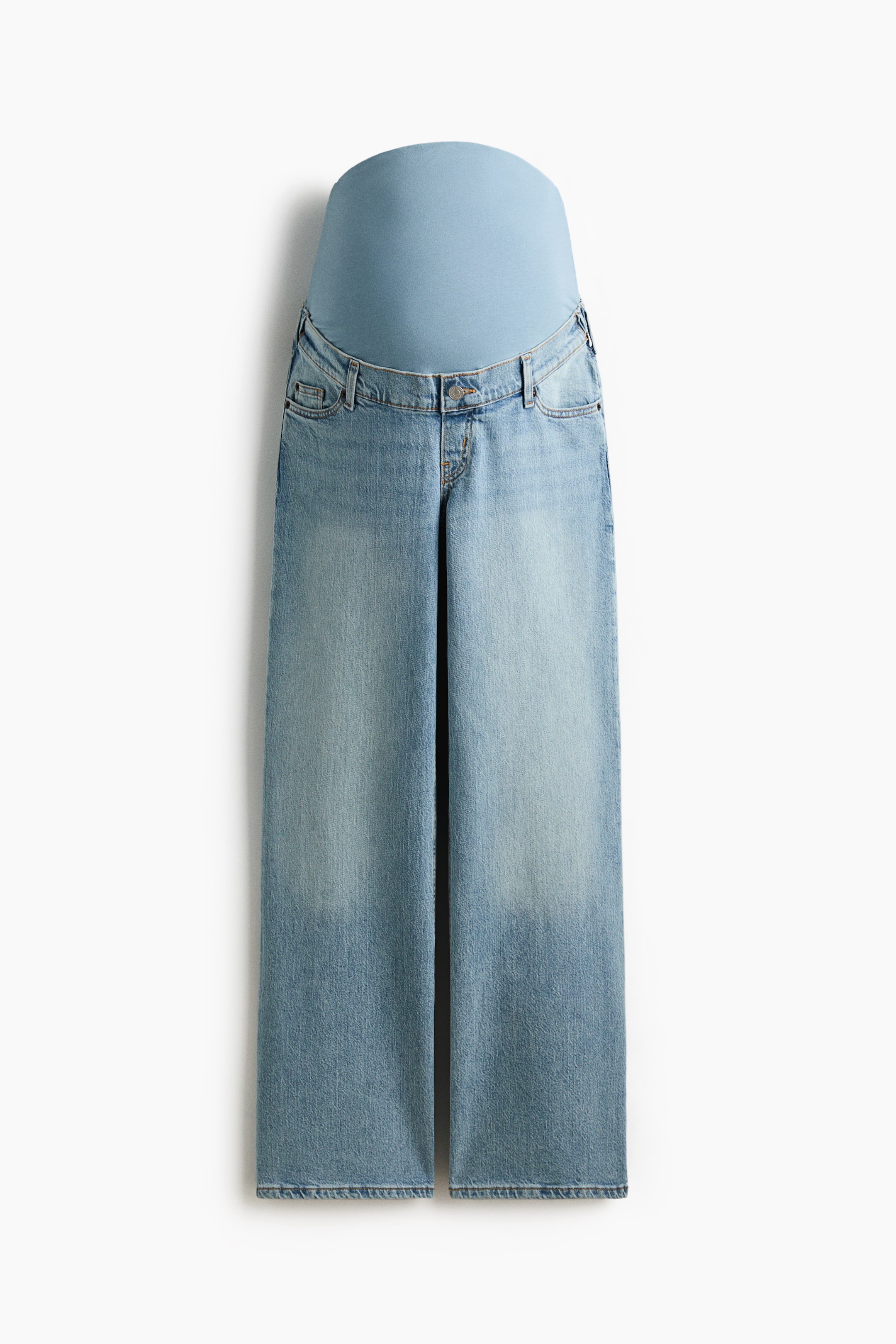 Visualizza immagine più grande: Un paio di jeans premaman azzurri è mostrato frontalmente, caratterizzato da una vestibilità rilassata con gambe larghe e dritte in denim leggermente scolorito. I jeans sono progettati in uno stile a 5 tasche con chiusura a bottone, e un pannello in jersey azzurro si estende sopra la vita.