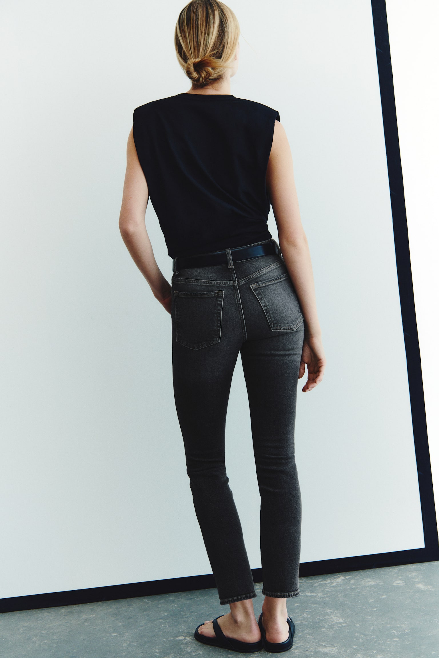 Женские джинсы H&M Slim Straight High-Waist Ankle, цвет: Тёмный джинсовый серый — фото 5