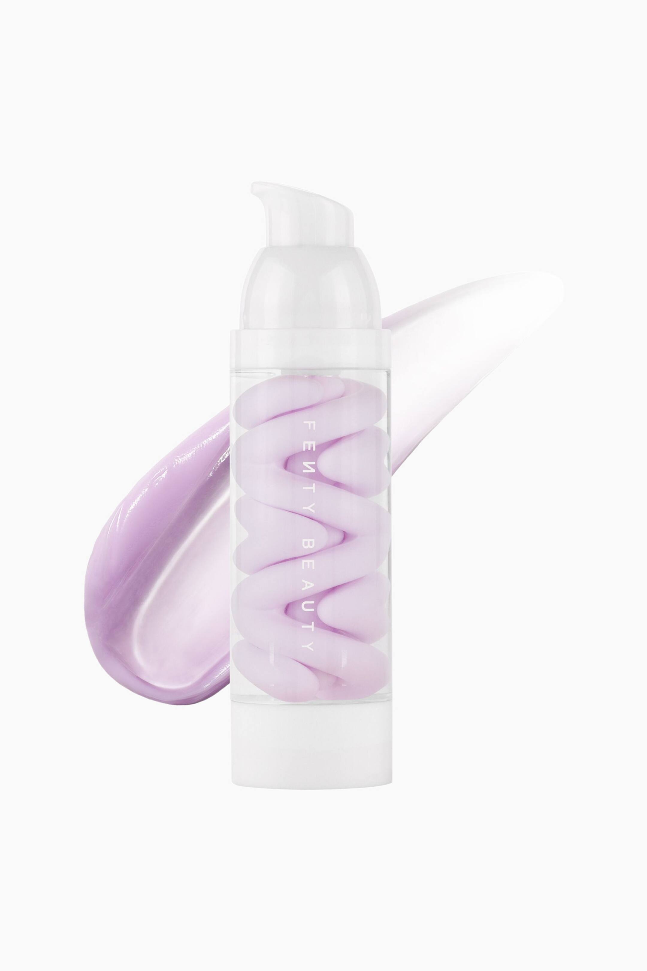 Visa större bild: Grip Trip Hydrating + Plumping Primer står upprätt i en genomskinlig cylindrisk flaska med vit pump, och visar en lavendelfärgad krämformula som är formad i ett spiralformat mönster inuti. Ett slätt, glansigt svep av den lavendelfärgade krämen böjer sig diagonalt bakom flaskan och framhäver dess textur.