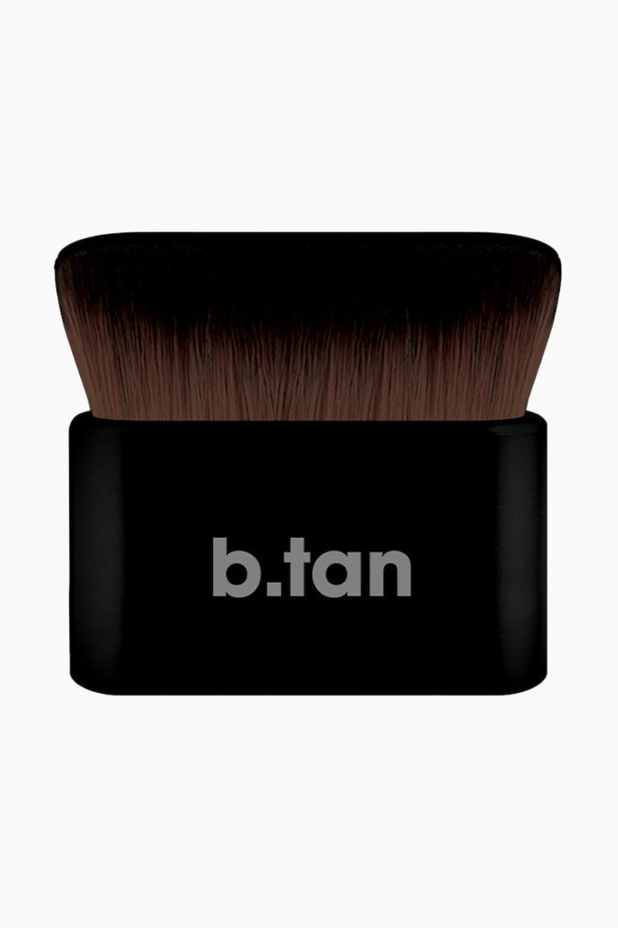 Visa större bild: En flat-top borste visar sin framsida, med ett svart, rektangulärt handtag där 'b.tan' är tryckt i silvertext. Täta bruna borst sticker ut från toppen av handtaget och bildar en bred, jämn yta.