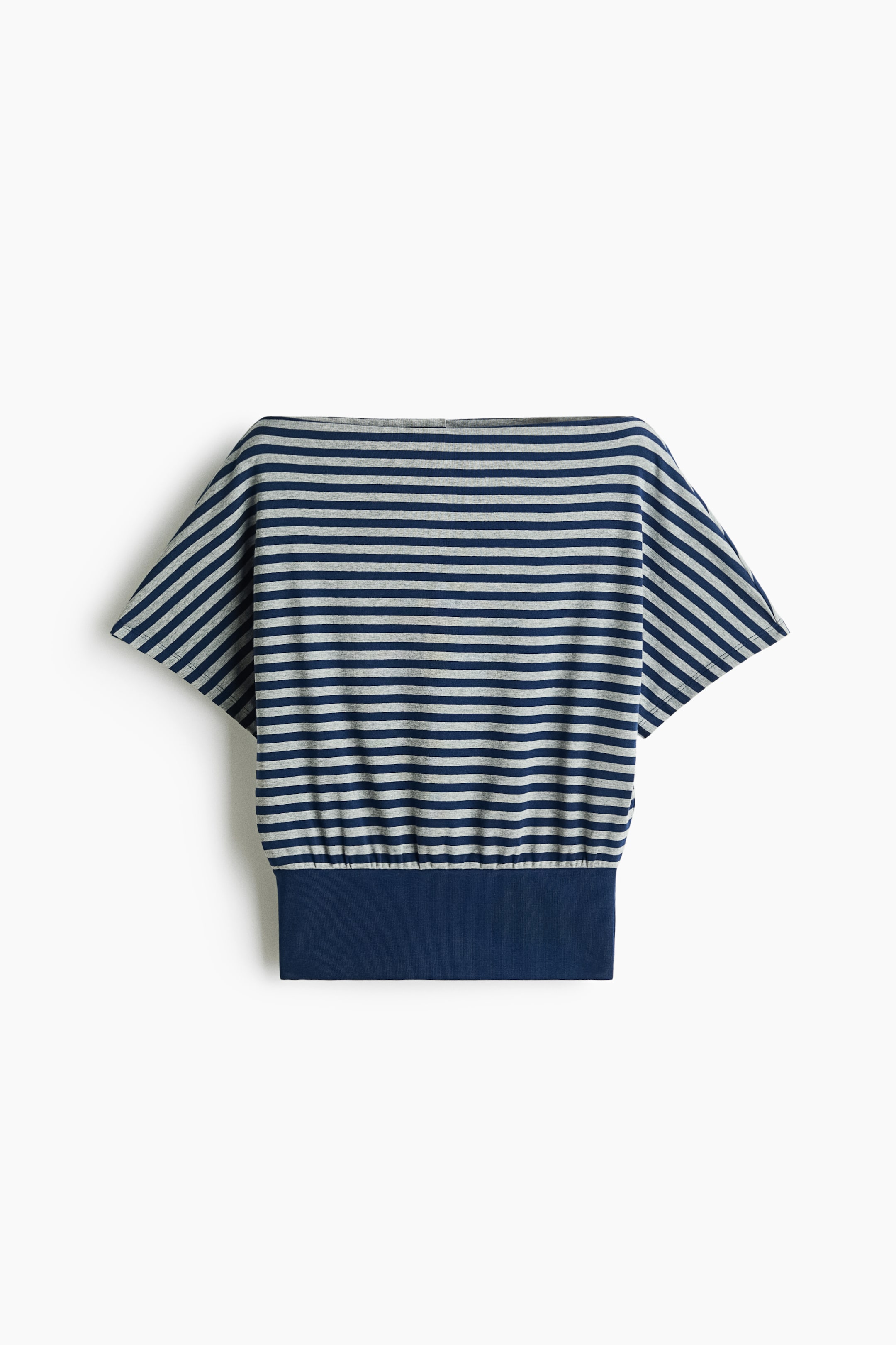 Größeres Bild anzeigen: Ein gestreiftes Oberteil aus Baumwolljersey, von vorne gezeigt, mit horizontalen marineblauen und grauen Streifen, weitem U-Boot-Ausschnitt und kurzen, weiten Ärmeln. Der Stoff ist am Saum zu einem breiten, einfarbig marineblauen Bund gerafft und sorgt so für eine figurbetonte, taillierte Silhouette.