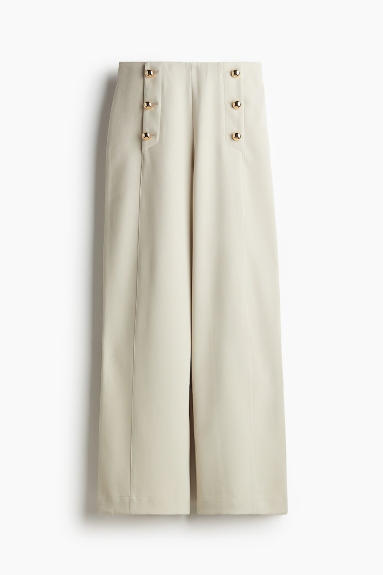 Pantalone od kepera s ukrasnim dugmićima