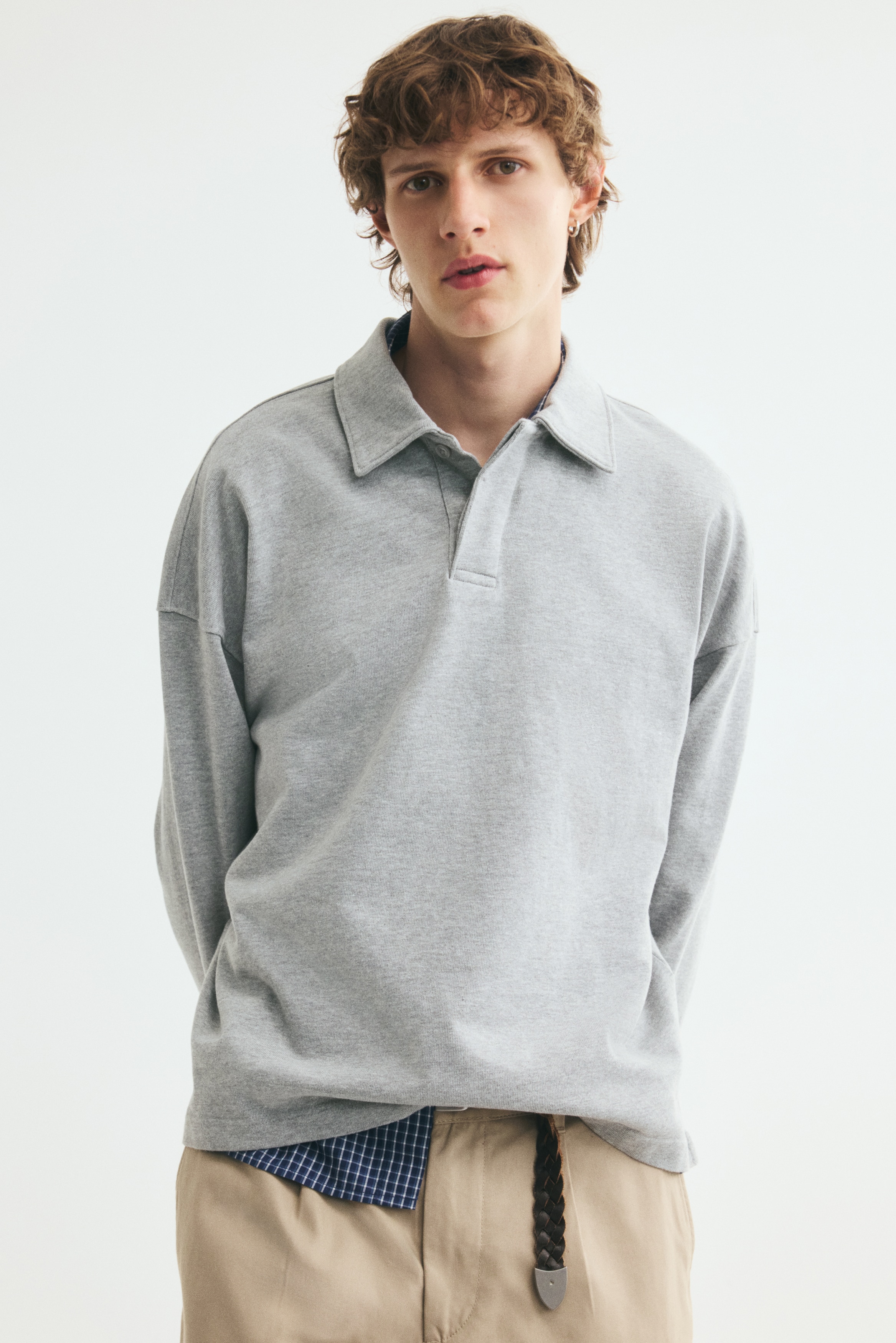 Top s dlouhým rukávem a límečkem Oversized FitModel