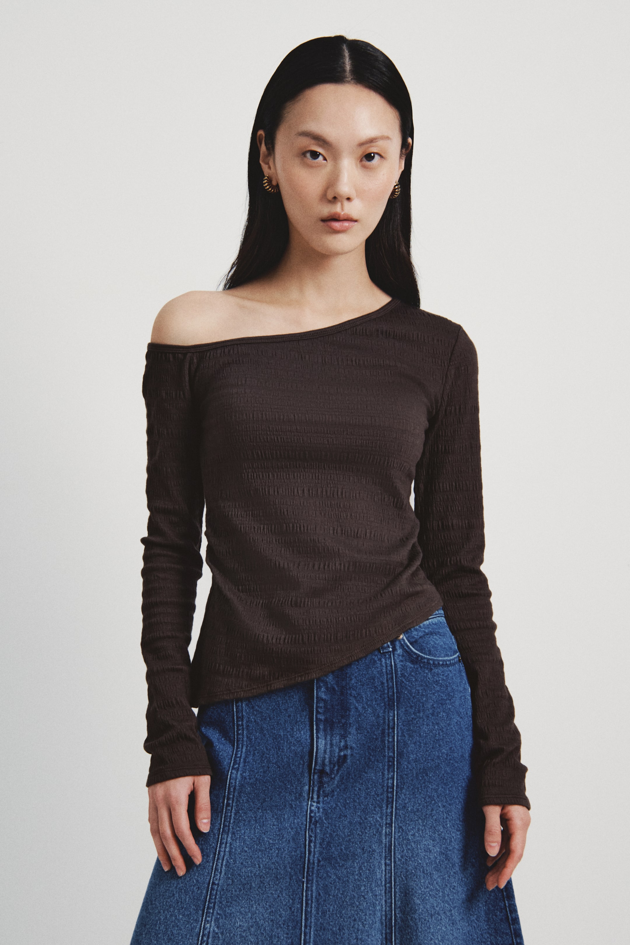 이미지 확대 보기: 언발란스 원숄더 탑 - 다크 브라운 - 여성 | H&M KR 2