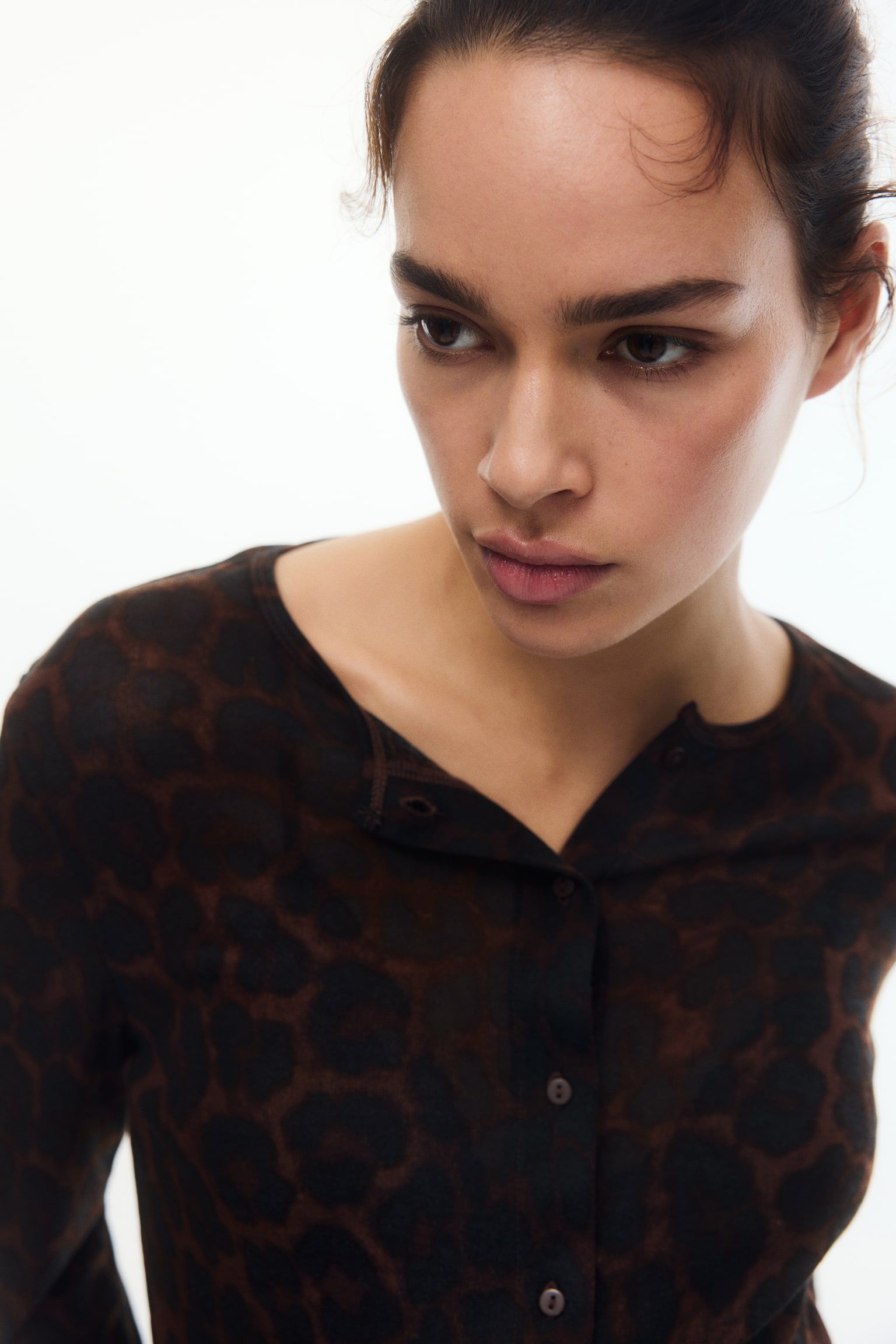 MAMA Sveter z jemného úpletu s gombíkmi - Tmavohnedá/leopardí vzor/Čierna - 6