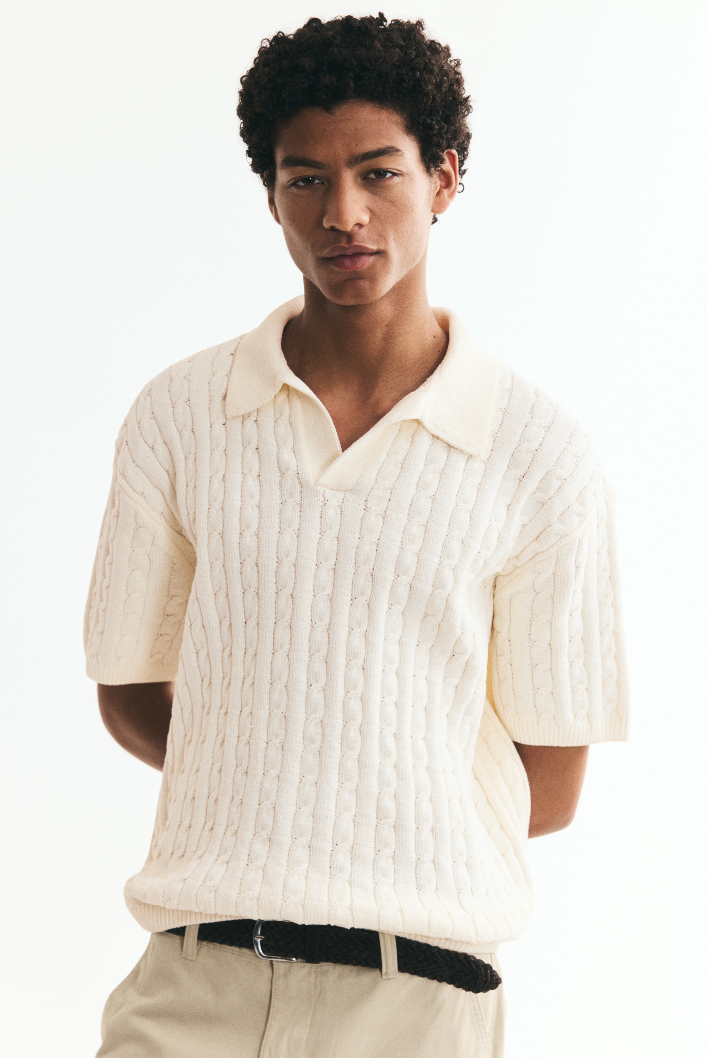 Poloshirt mit Zopfmuster in Relaxed FitModell