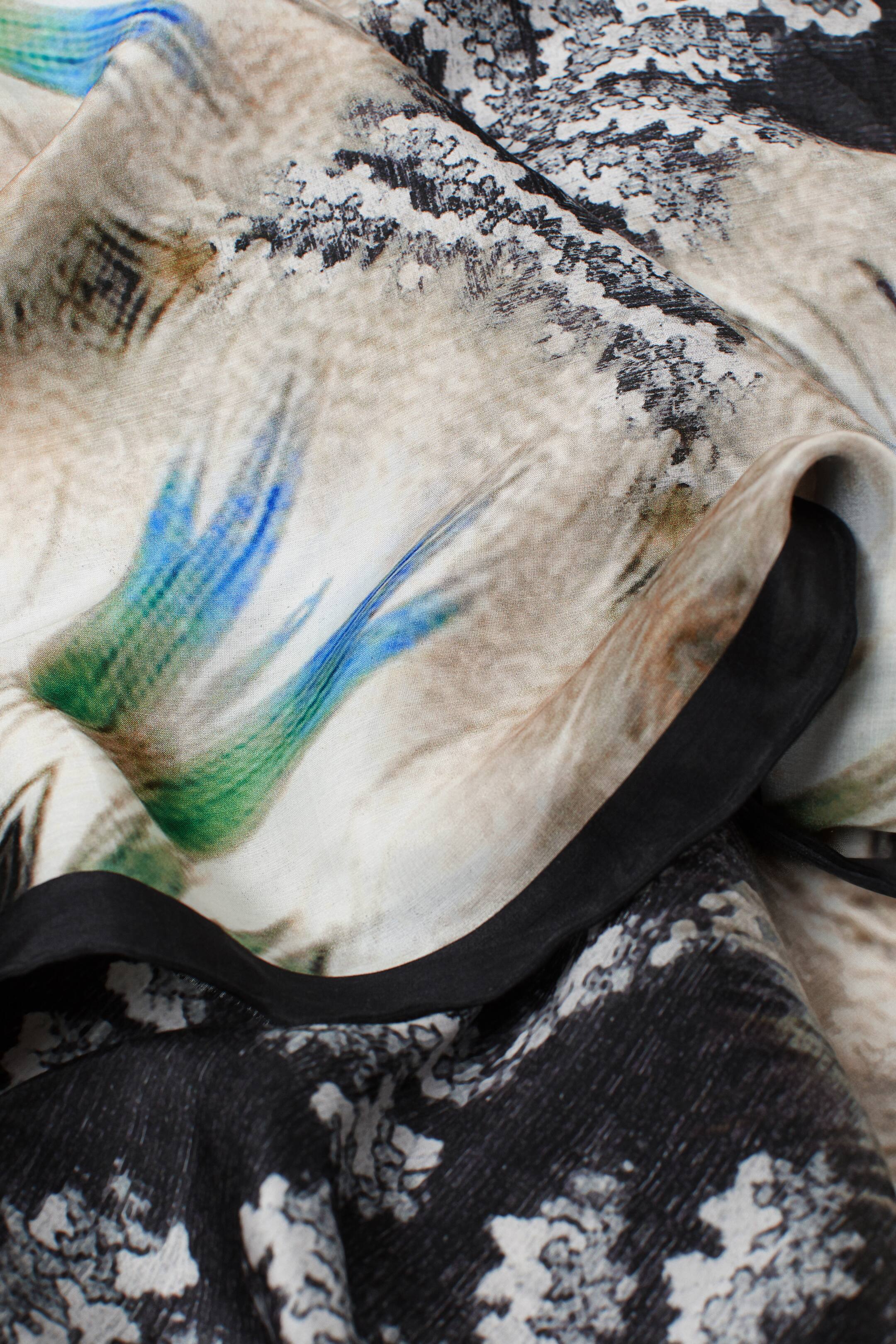 Zobrazit větší obrázek: Velký šátek z hedvábné směsi - Černá/vícebarevná - ŽENY | H&M CZ 3