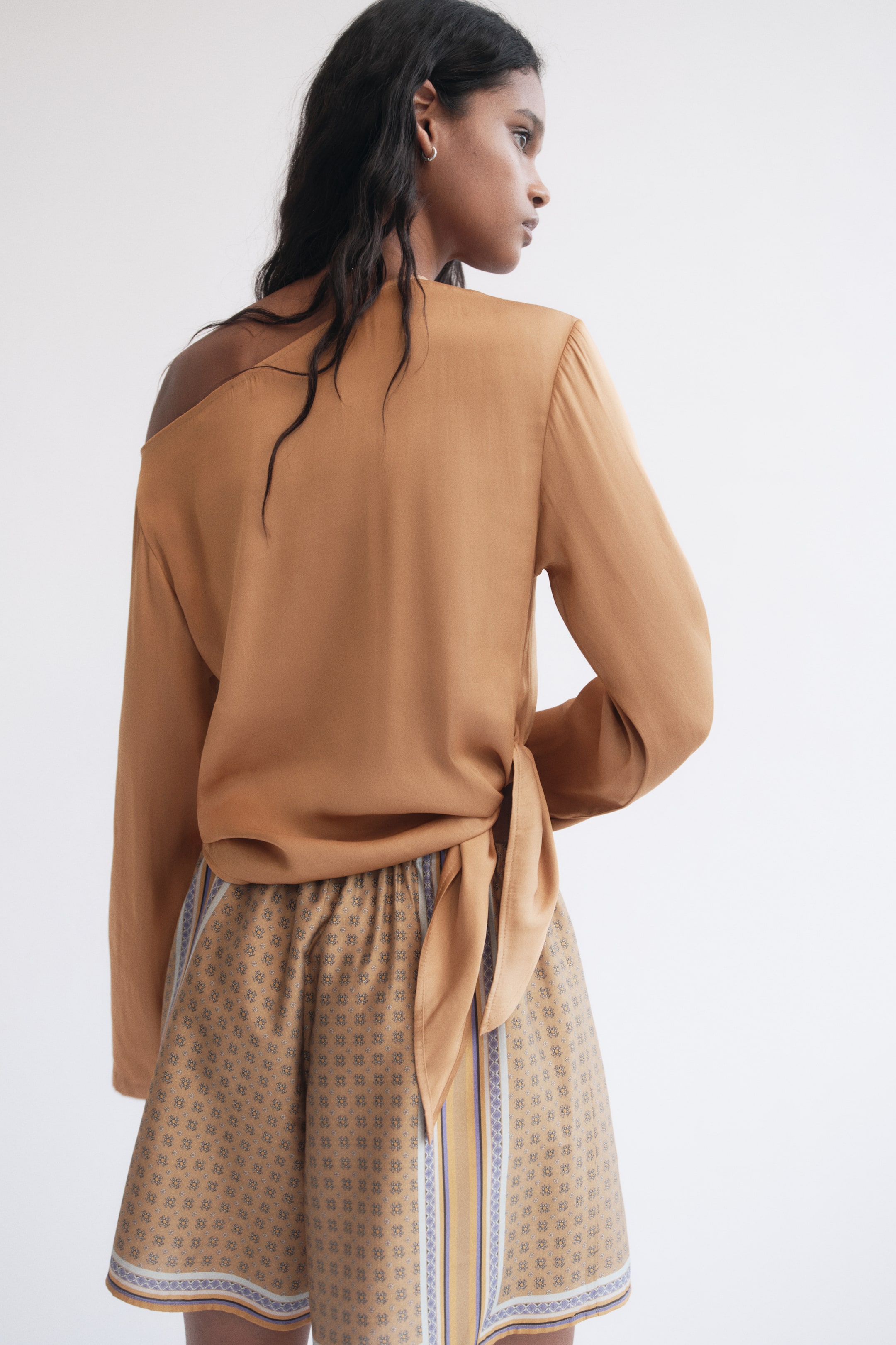 Haut asymétrique avec liens à nouer