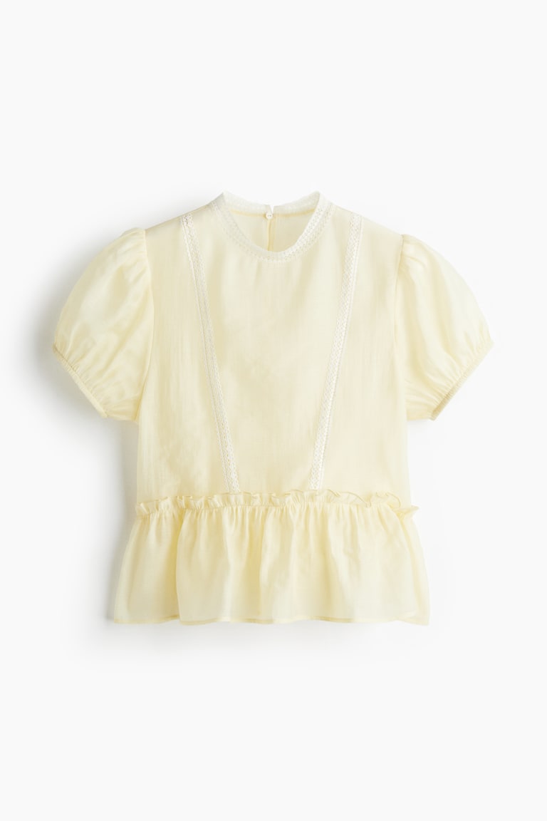 Bluza s čipkastim umecima i volanom