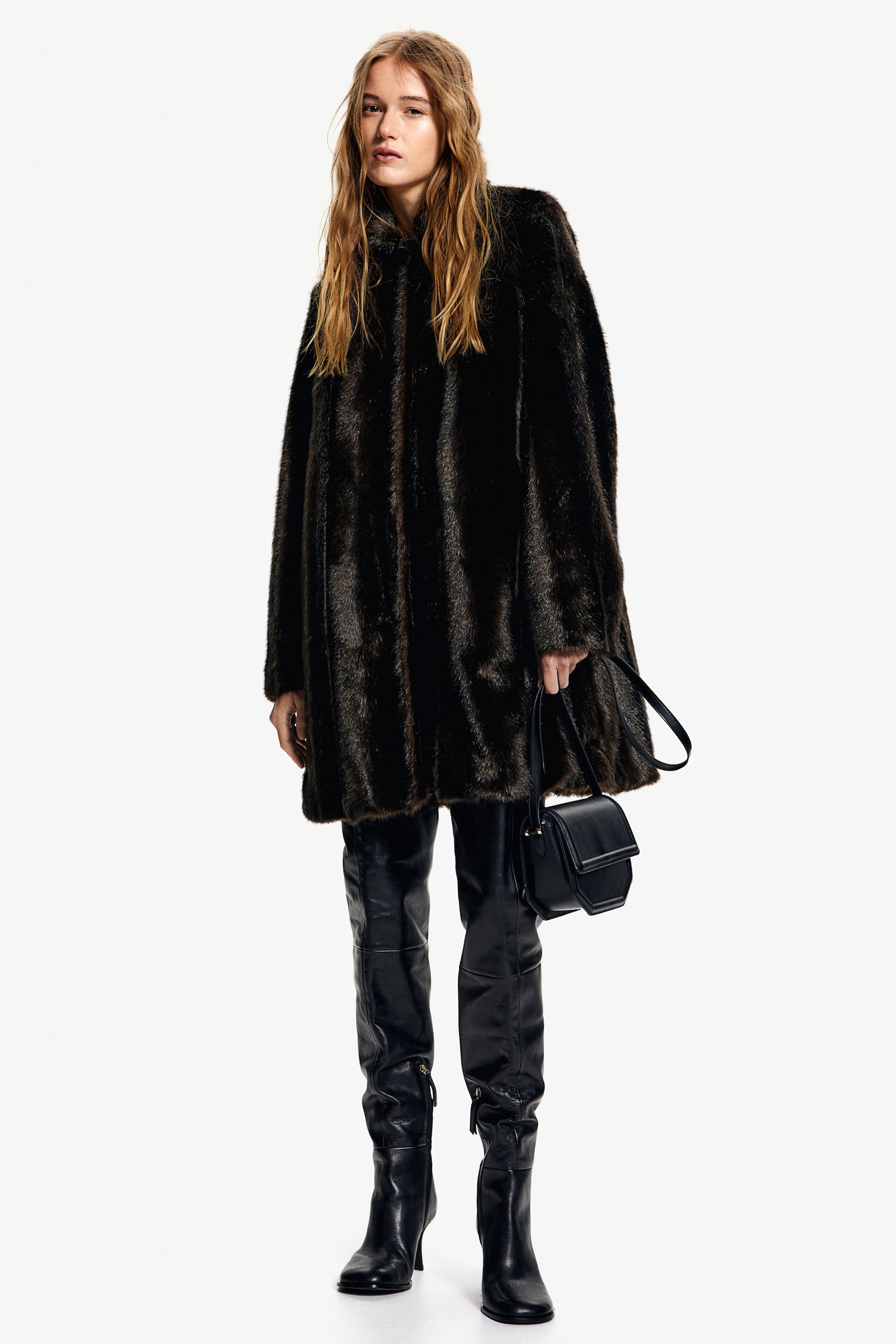 H&M Coat in fluffy fabric with a collar, buttons down the front and welt side pockets. Lined.