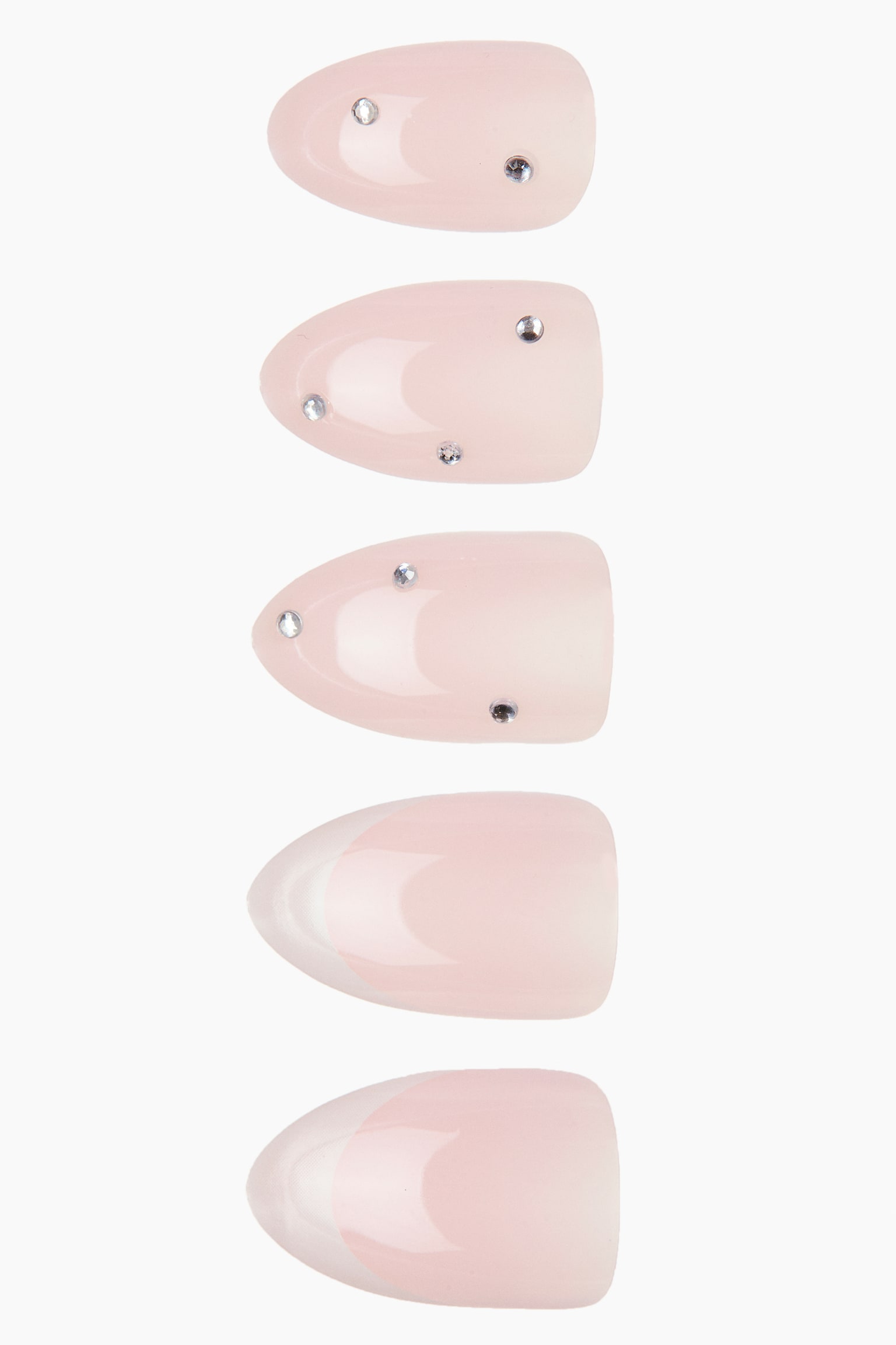 Cinque unghie press-on a forma di mandorla sono esposte verticalmente, mettendo in risalto due diversi design lucidi in rosa chiaro. Le tre unghie superiori presentano piccoli strass argentati distribuiti in modo sparso, mentre le due unghie inferiori mostrano un classico stile french manicure con delicate punte bianche.