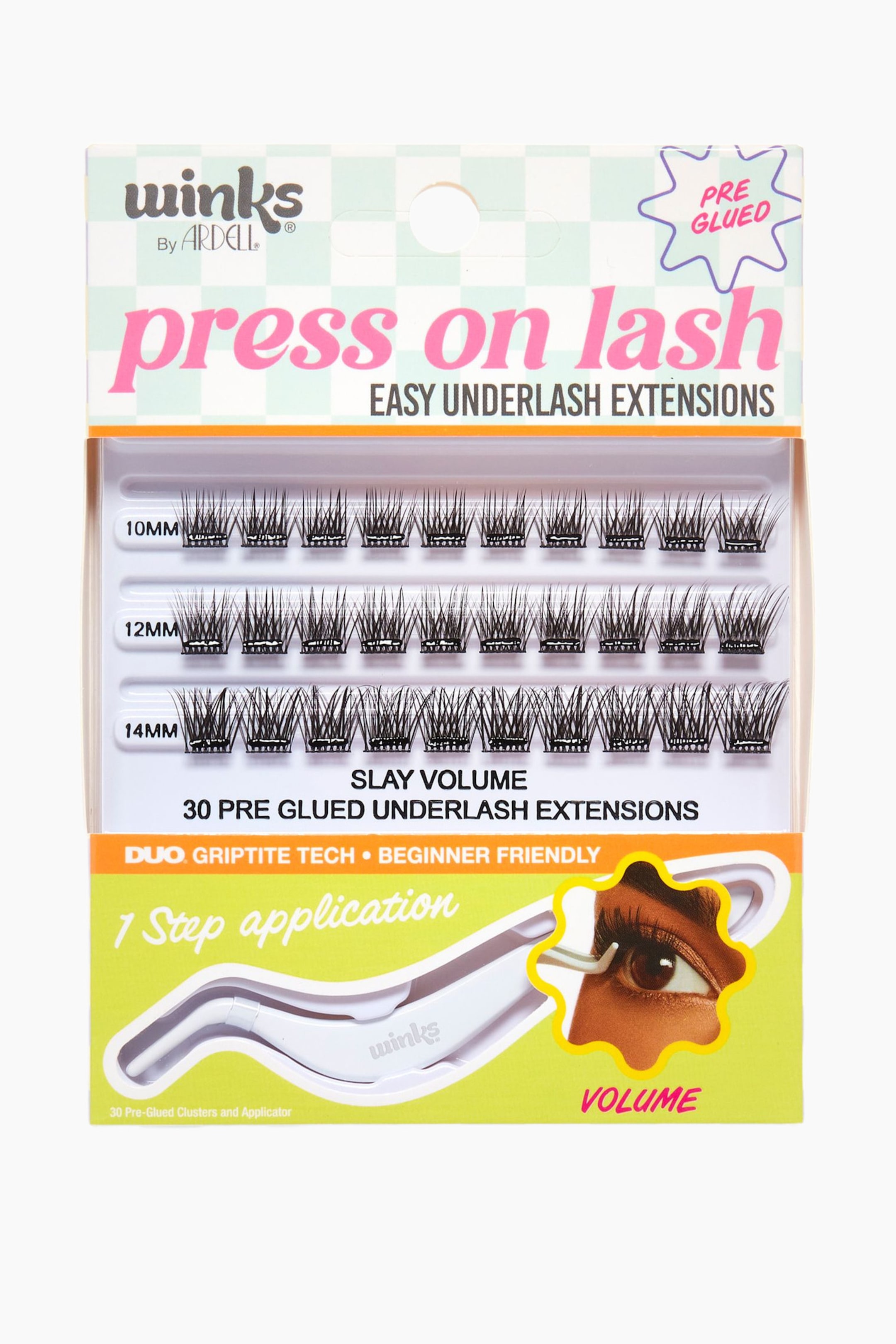 Größeres Bild ansehen: Eine Einzelhandelsverpackung von Winks by Ardell Press On Lash Easy Underlash Extensions ist nach vorne gerichtet und zeigt 30 vorgeklebte Unterwimpernverlängerungen in drei sichtbaren Reihen unterschiedlicher Längen (10 mm, 12 mm, 14 mm). Die Verpackung zeigt auch ein weißes Applikatorwerkzeug und eine Grafik eines Auges, auf das Wimpern aufgetragen werden, zusammen mit dem Text "Slay Volume" und "1 Step application".