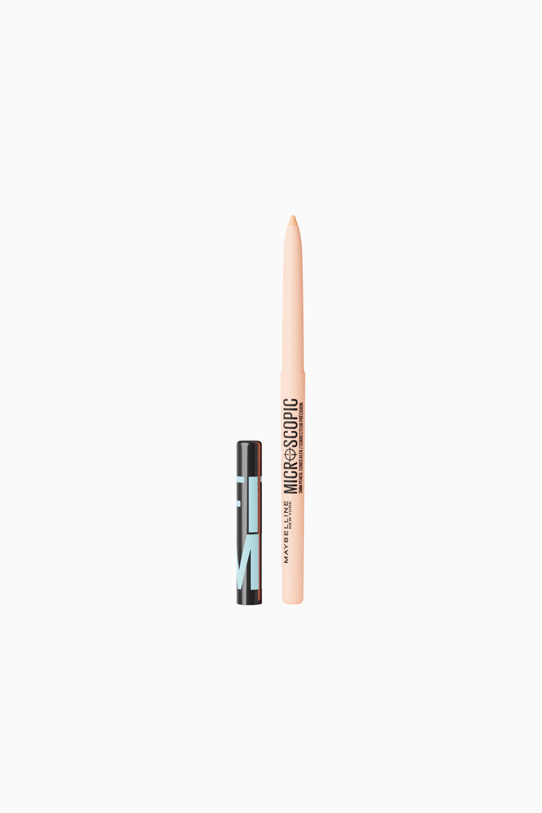 Größeres Bild ansehen: Ein nudefarbener Concealer-Stift steht aufrecht und zeigt seinen schlanken, pfirsichfarbenen Körper mit schwarzer Markenaufschrift und einer spitzen, nudefarbenen Spitze. Daneben steht senkrecht eine abnehmbare schwarze Kappe mit hellblauer Grafik.