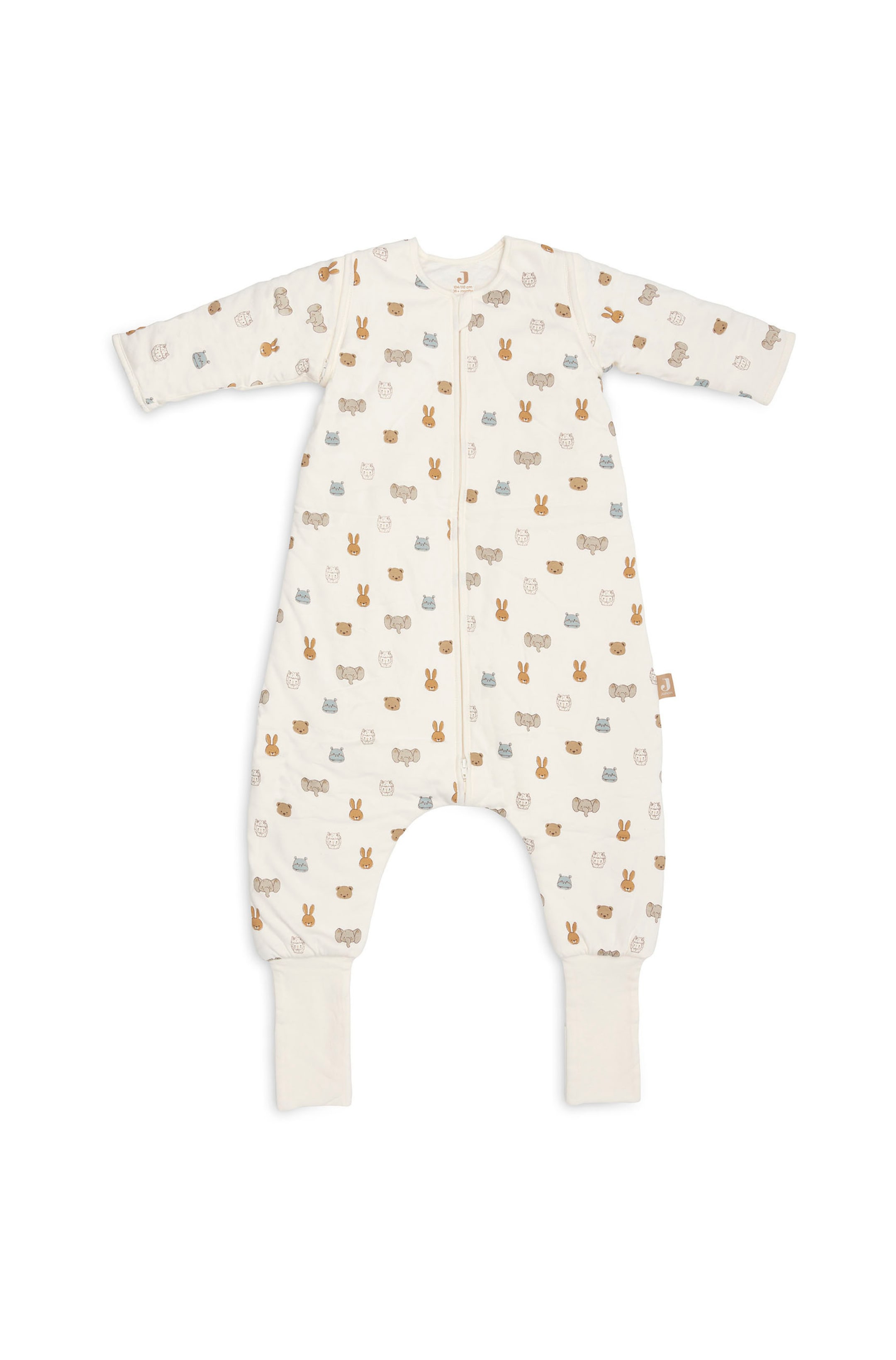 Größeres Bild ansehen: Diese frontale Flat-Lay-Aufnahme zeigt einen elfenbeinfarbenen, gesteppten Baby-Schlafanzug mit Beinen, versehen mit einem wiederkehrenden Druck aus kleinen Tiergesichtern in gedeckten Farben. Der Schlafanzug präsentiert lange, abnehmbare Ärmel, einen mittig verlaufenden Frontreißverschluss und lange, cremefarbene, gerippte Knöchelbündchen.