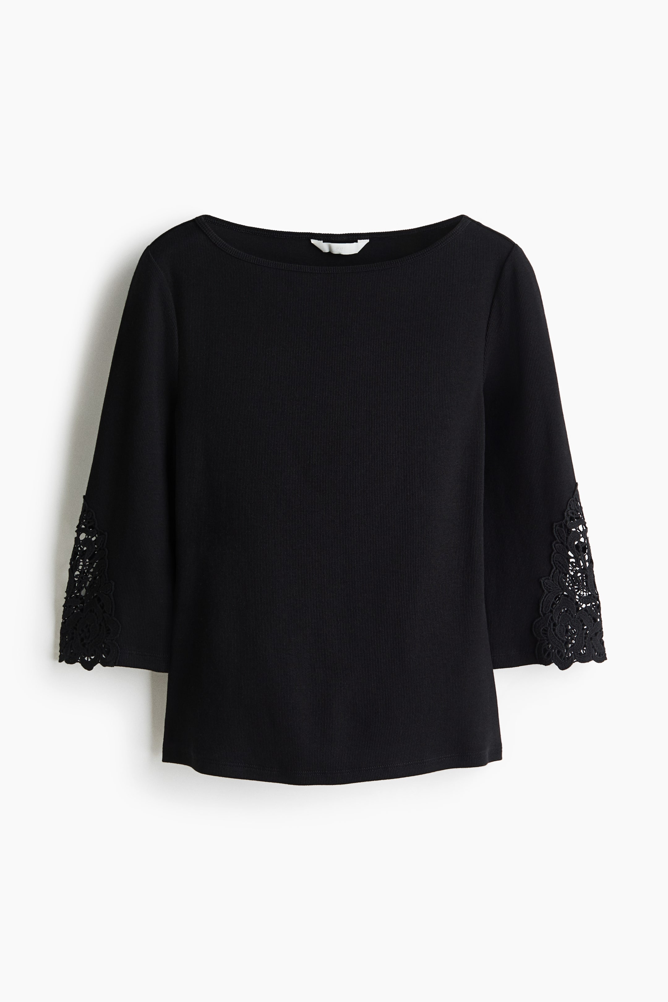 Ver imagen más grande: La blusa negra muestra su parte frontal, con una textura de punto canalé fino, escote barco y mangas de 3/4. Los puños están adornados con delicados detalles de encaje, y la prenda termina con un bajo recto.